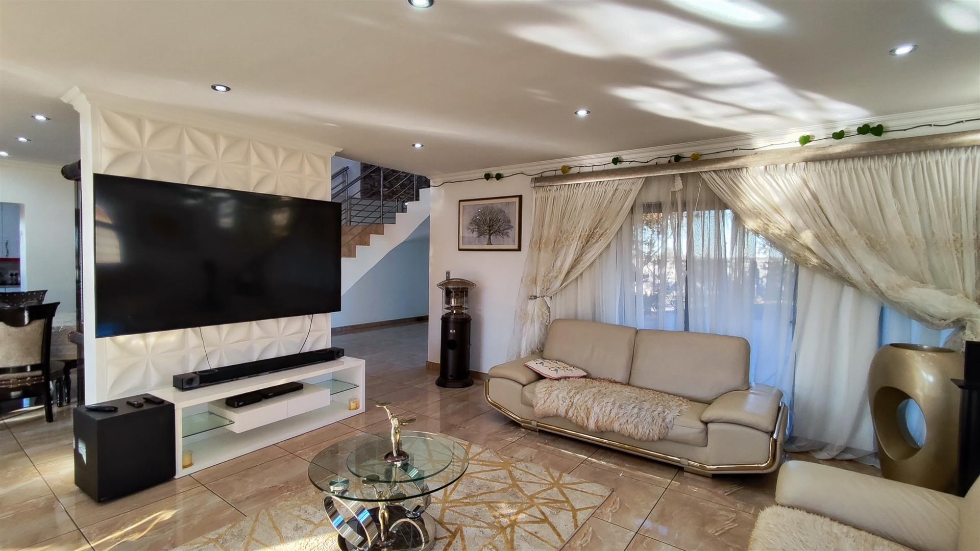 Lounges - 61 square meters of property in Parkhaven