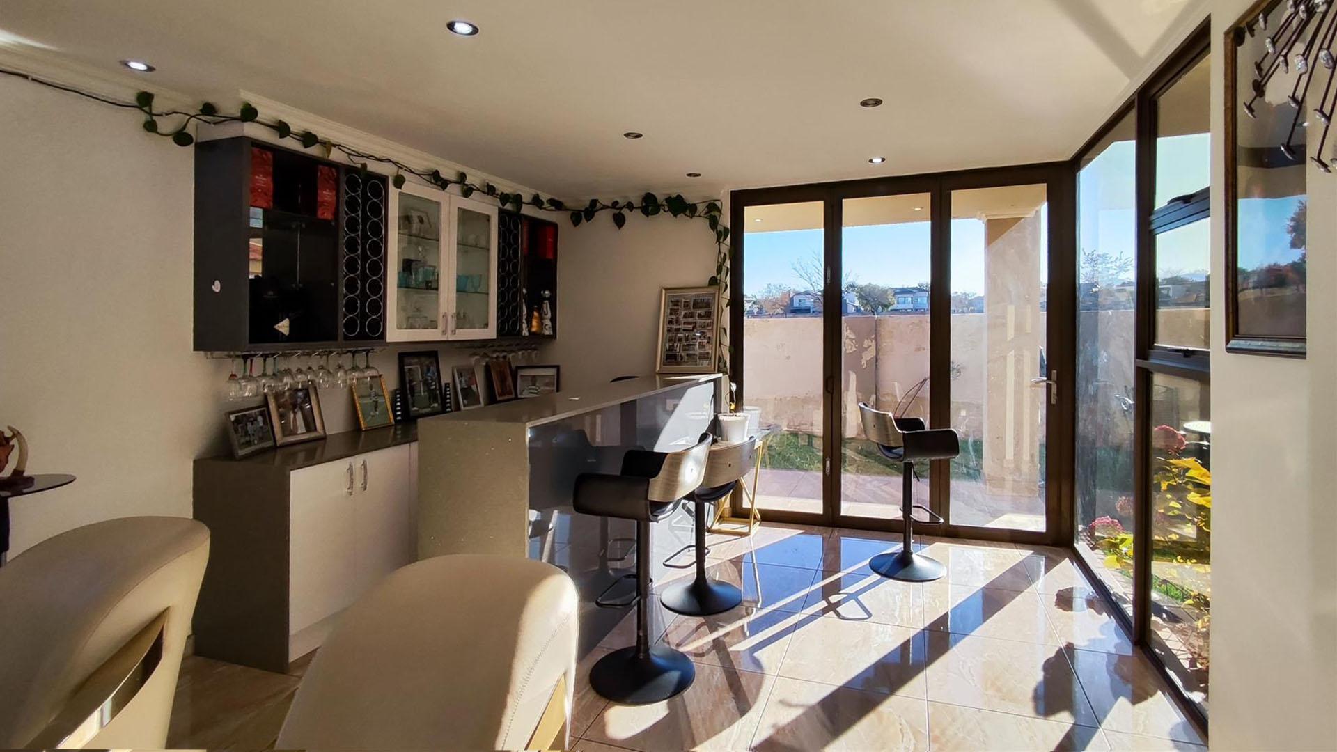 Lounges - 61 square meters of property in Parkhaven