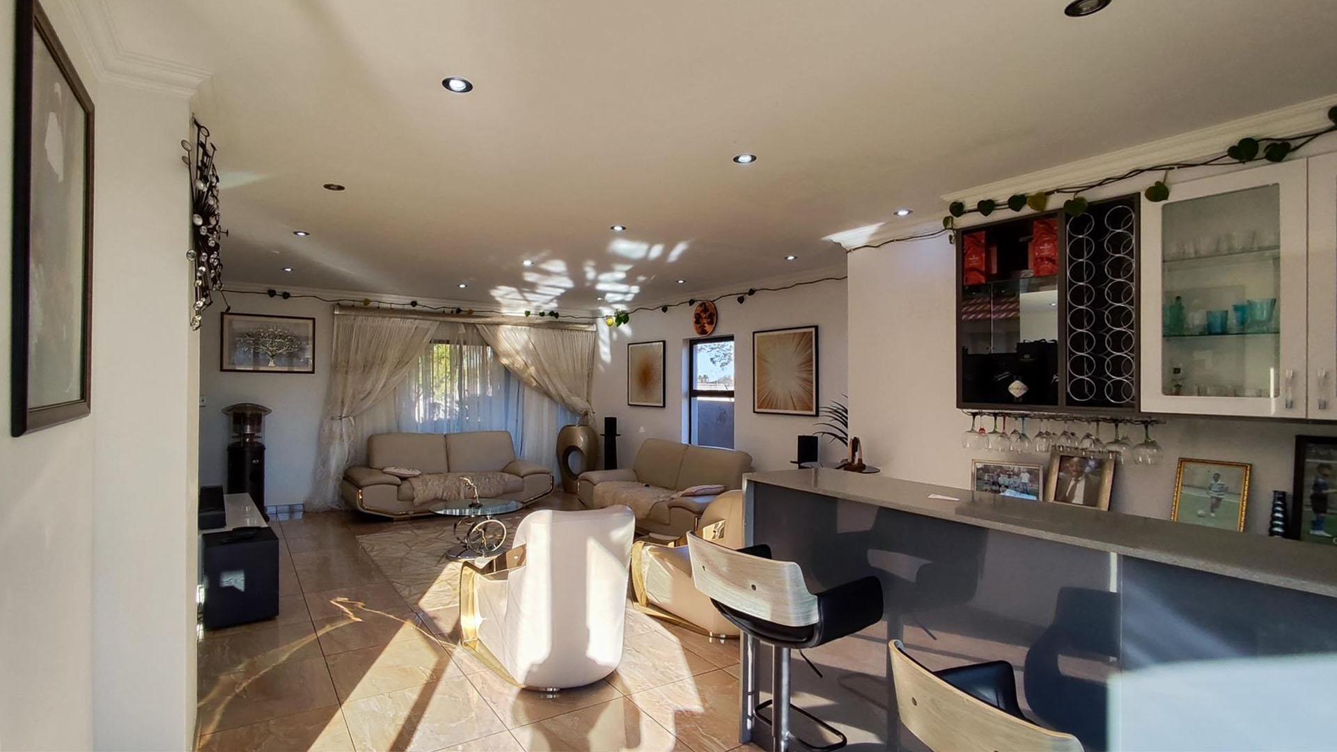 Lounges - 61 square meters of property in Parkhaven