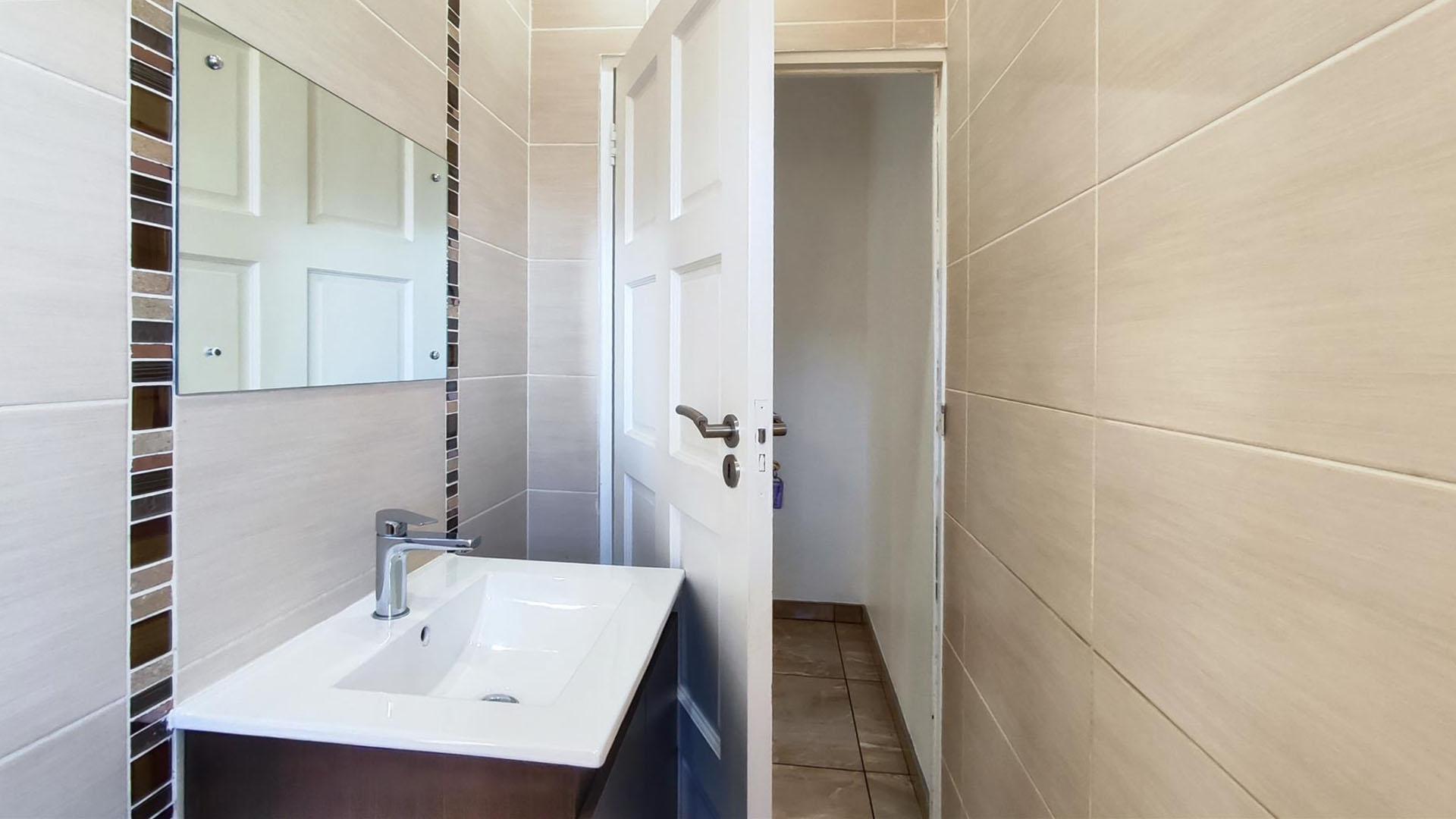 Guest Toilet - 3 square meters of property in Parkhaven