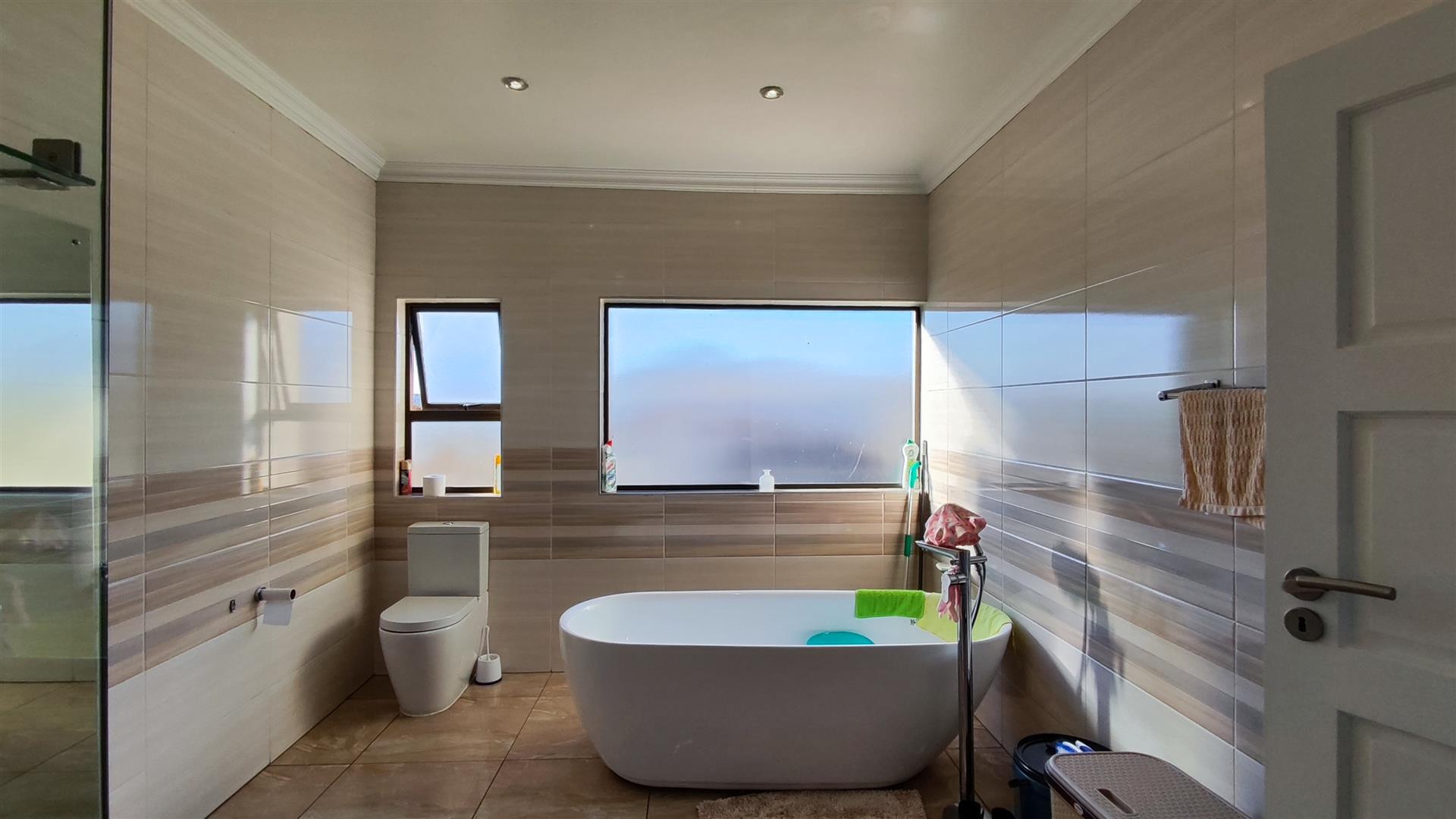 Main Bathroom - 14 square meters of property in Parkhaven