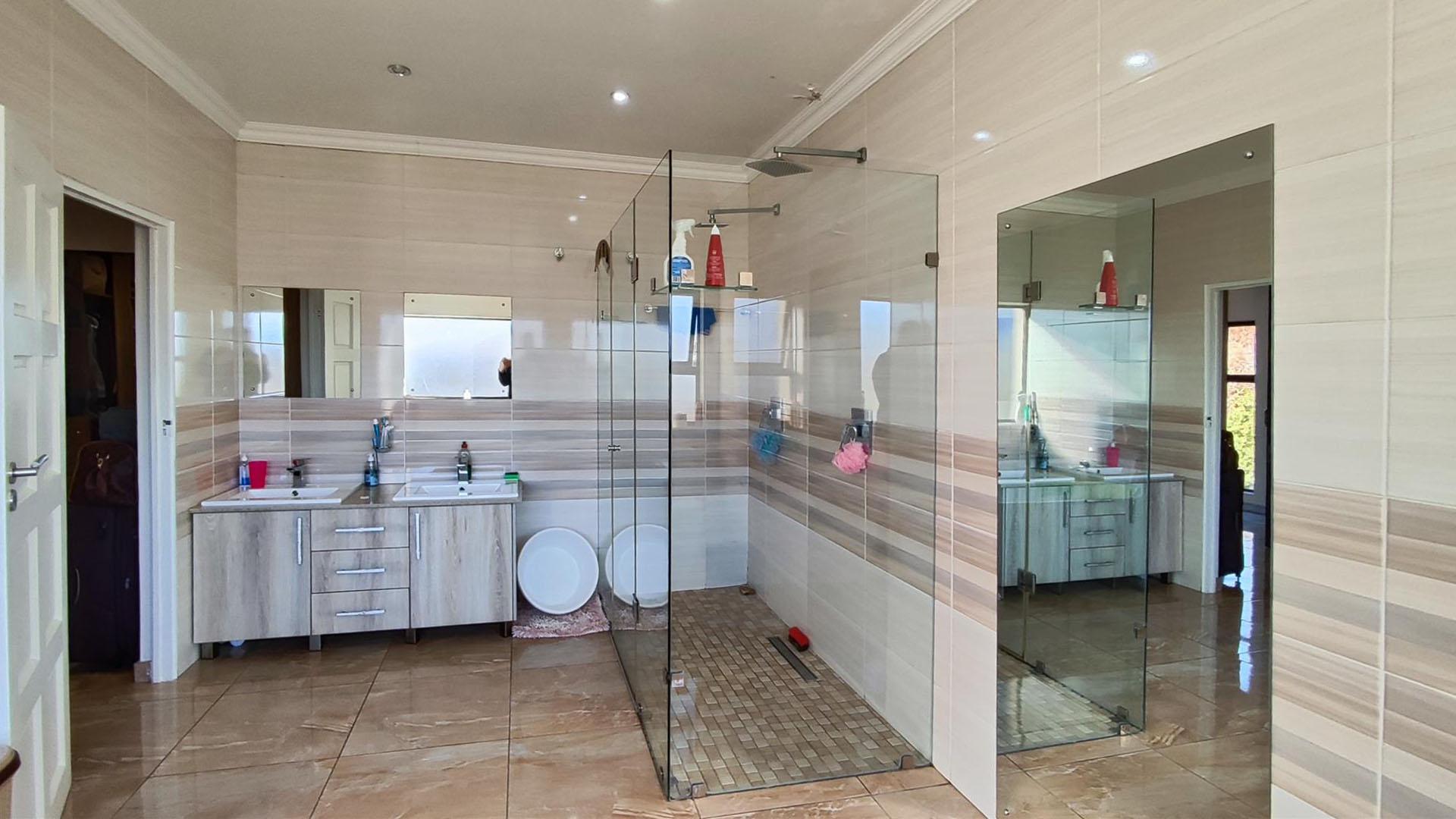 Main Bathroom - 14 square meters of property in Parkhaven
