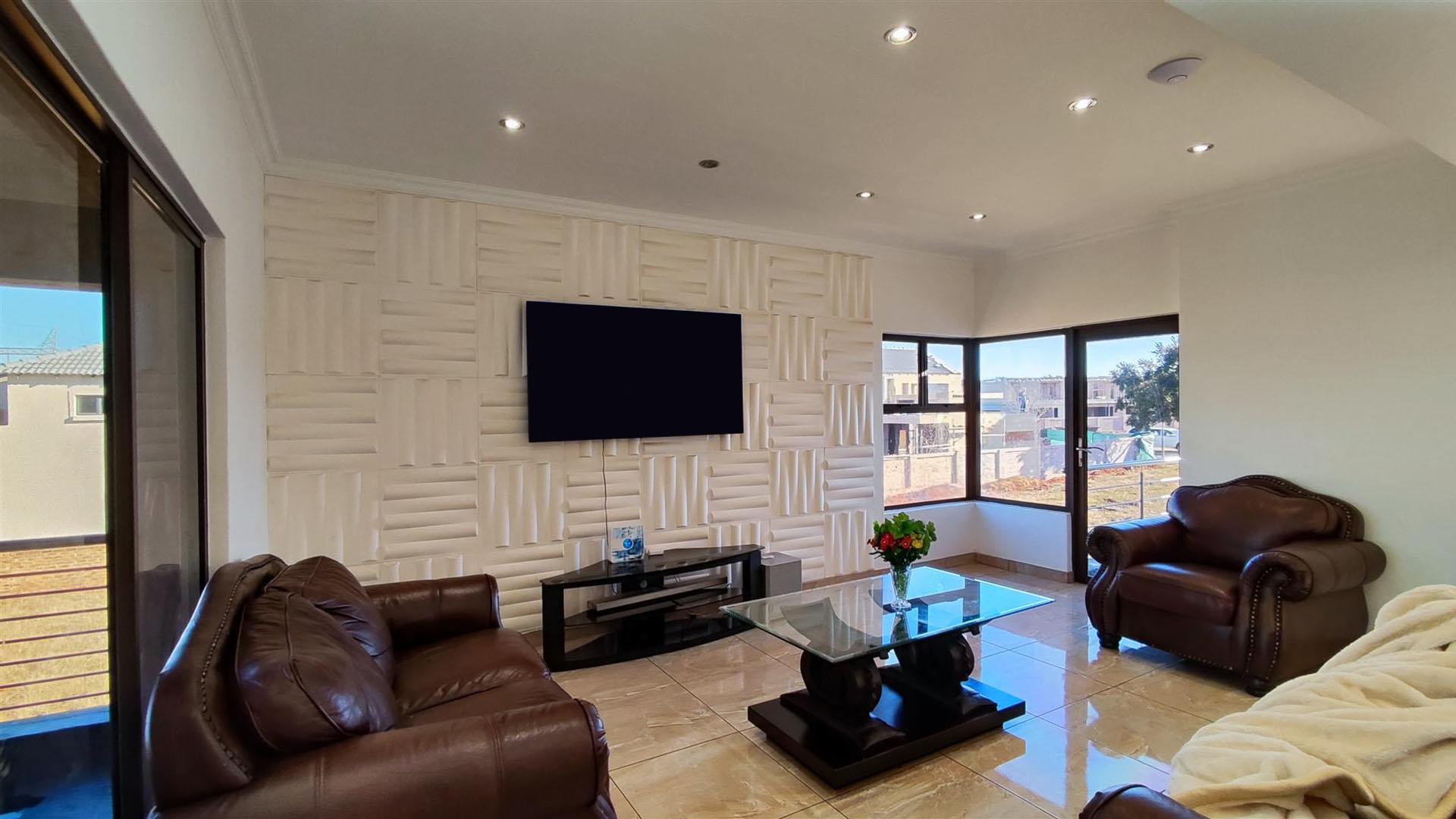 Lounges - 61 square meters of property in Parkhaven