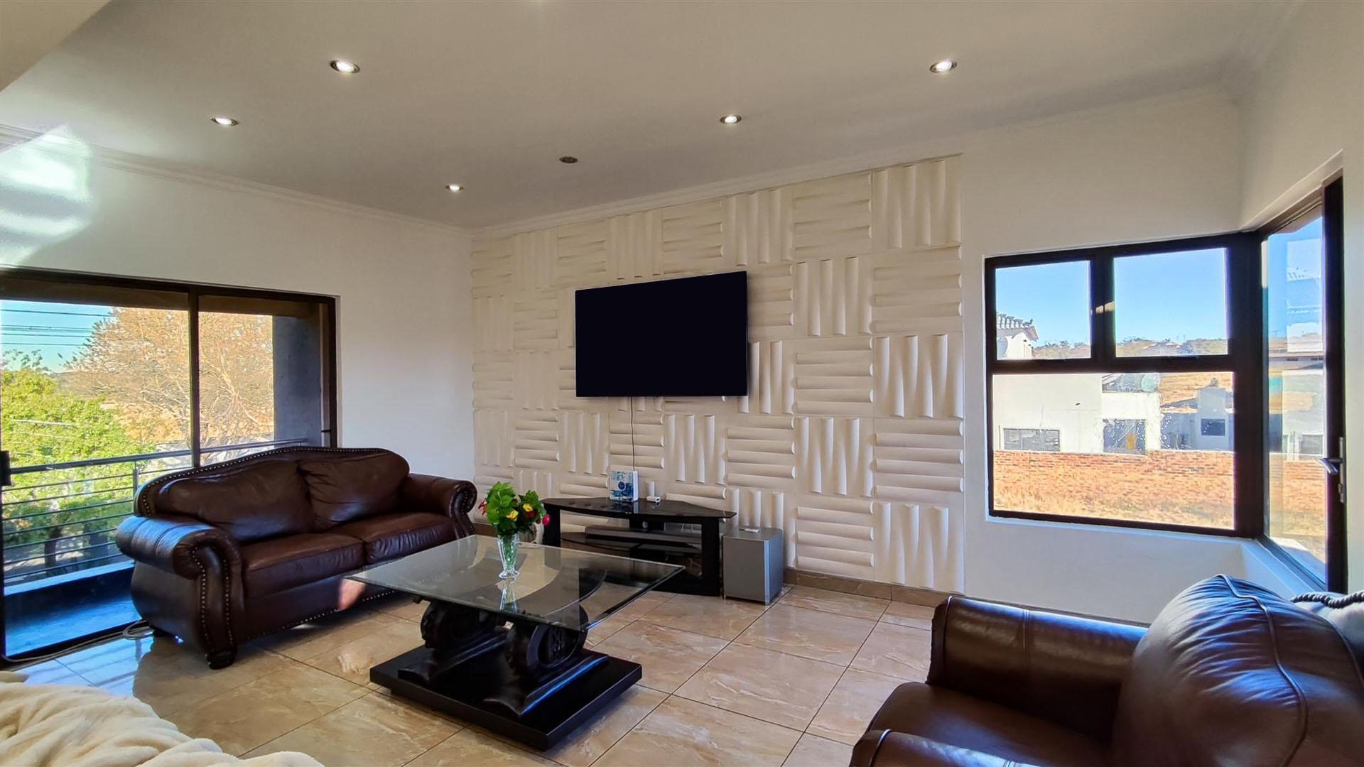 Lounges - 61 square meters of property in Parkhaven