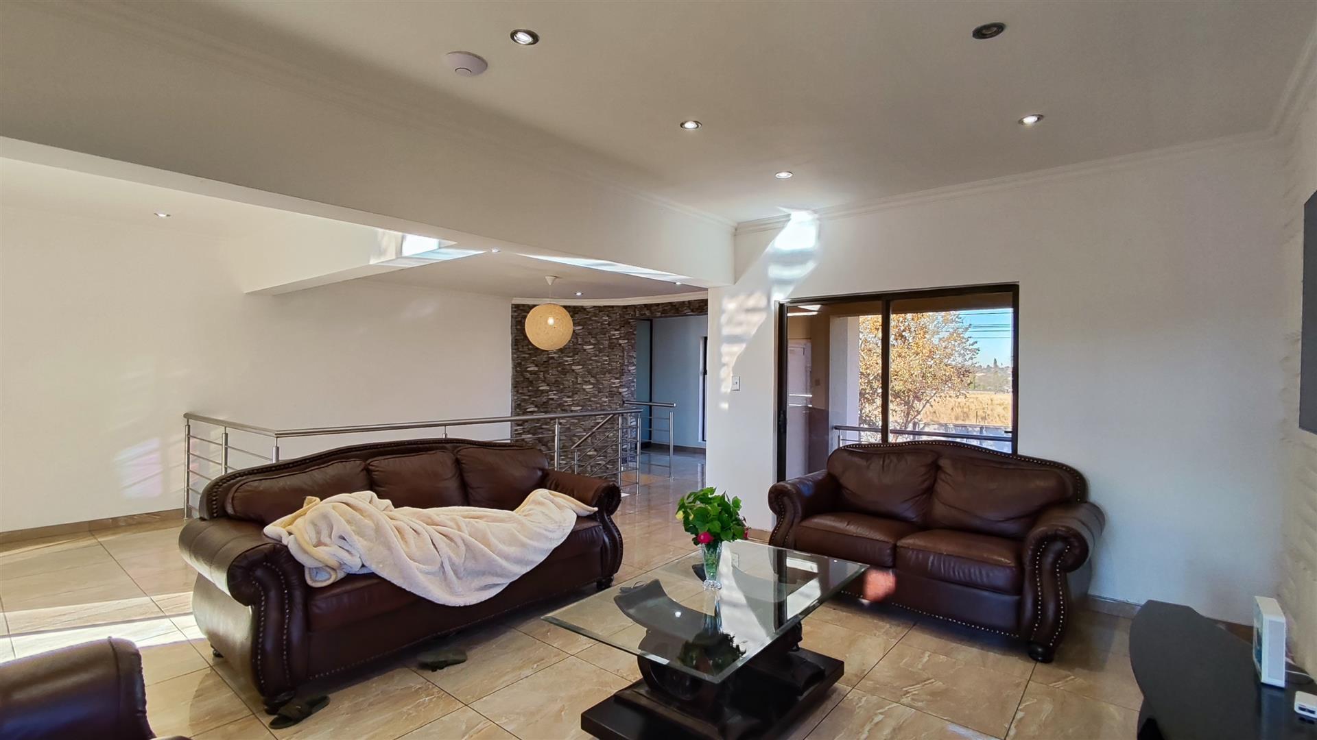 Lounges - 61 square meters of property in Parkhaven