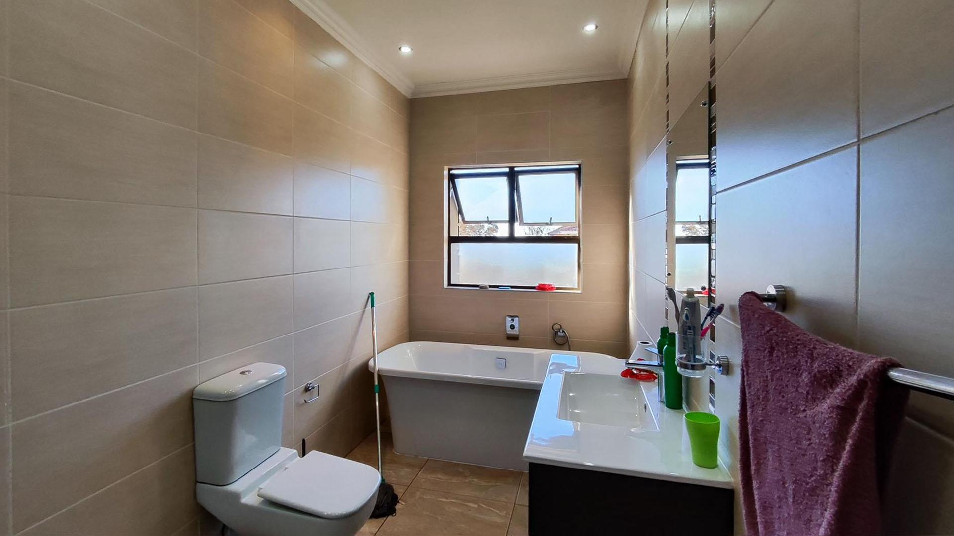 Bathroom 2 - 10 square meters of property in Parkhaven