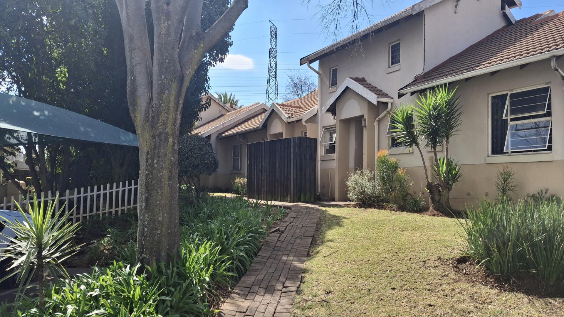 Front View of property in Rembrandt Park