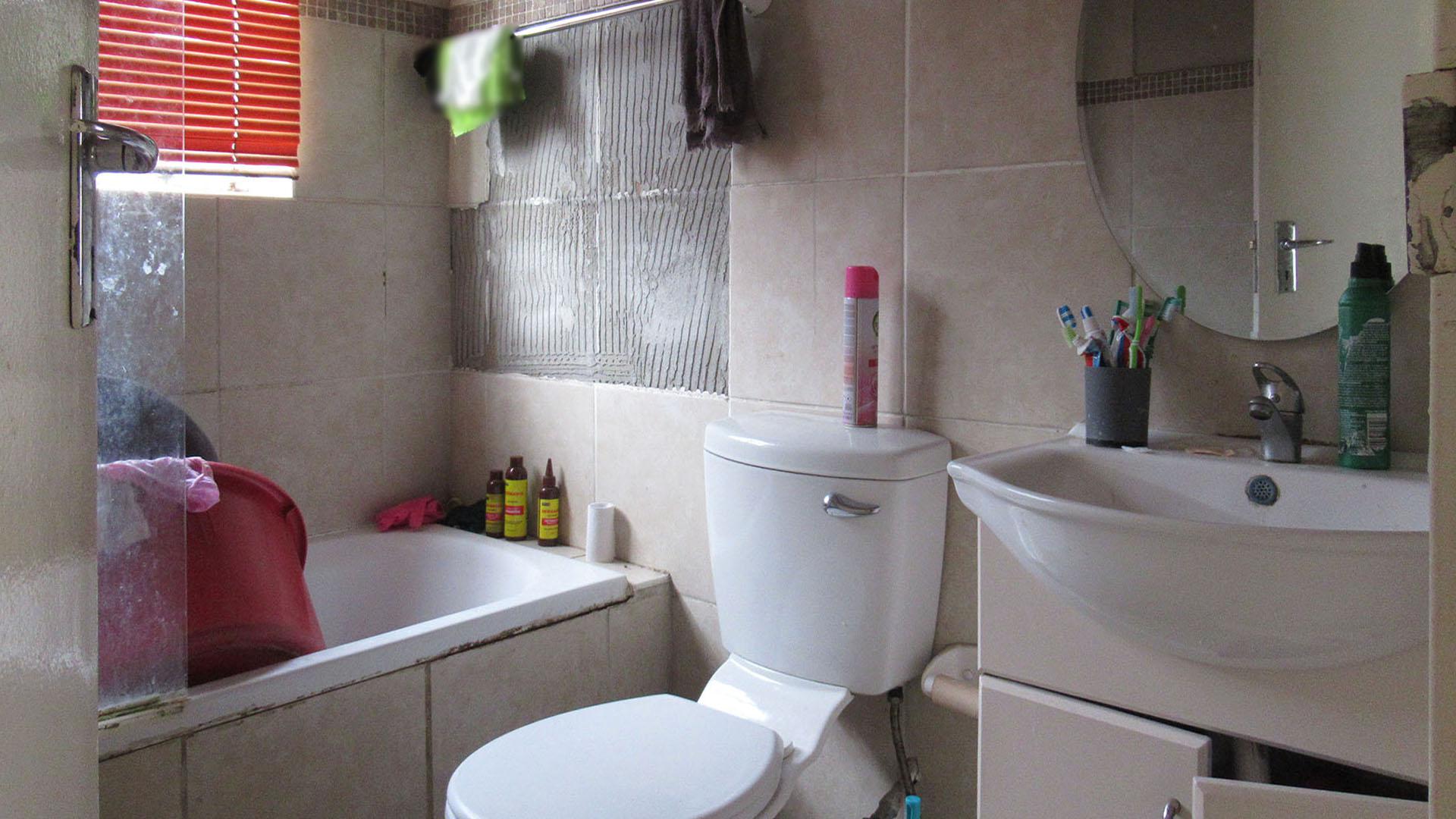 Bathroom 1 - 6 square meters of property in Wilgeheuwel 