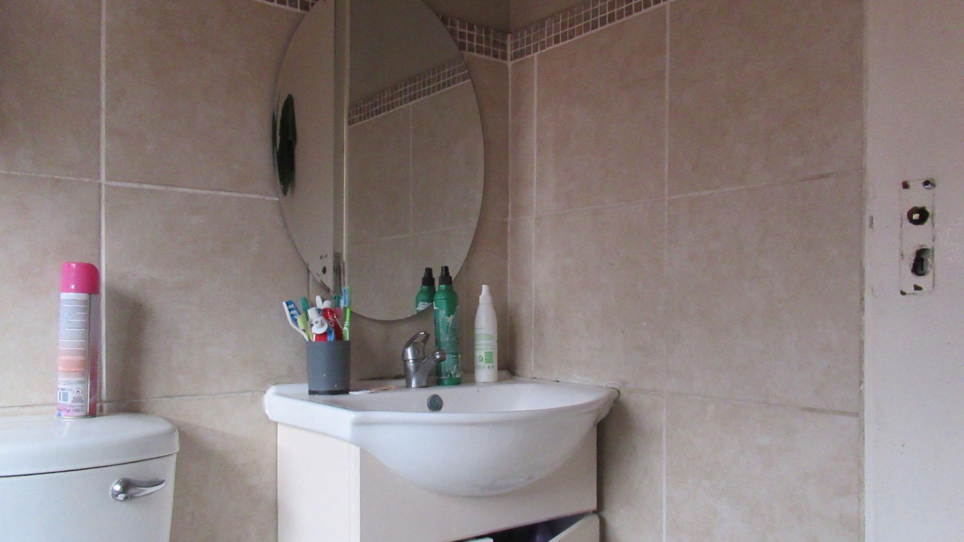 Bathroom 1 - 6 square meters of property in Wilgeheuwel 