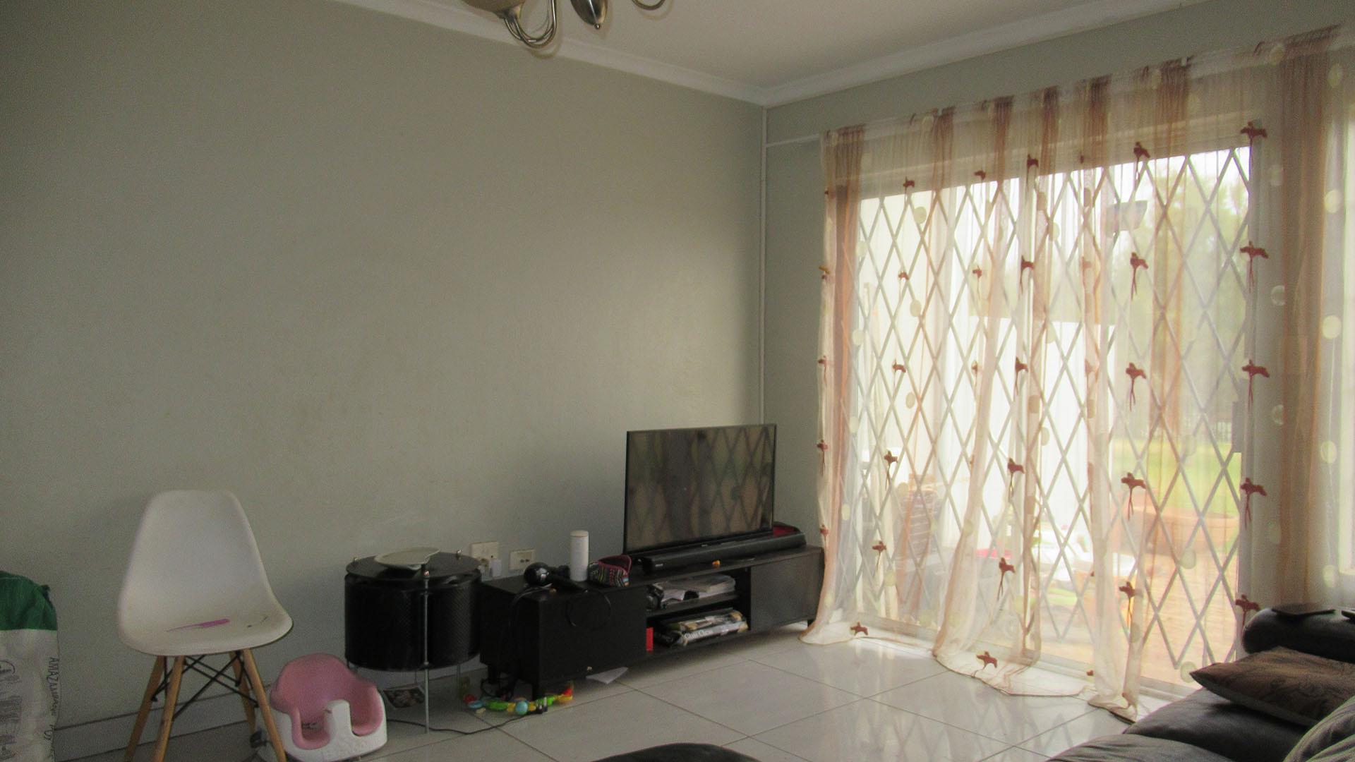 Lounges - 18 square meters of property in Wilgeheuwel 