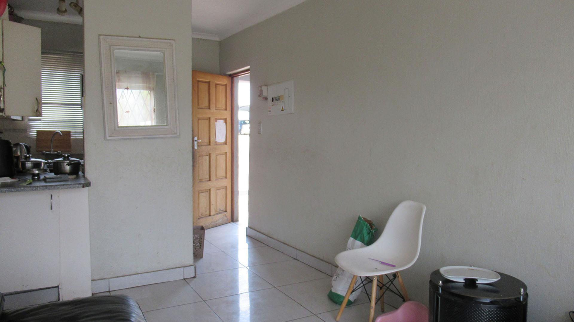 Lounges - 18 square meters of property in Wilgeheuwel 