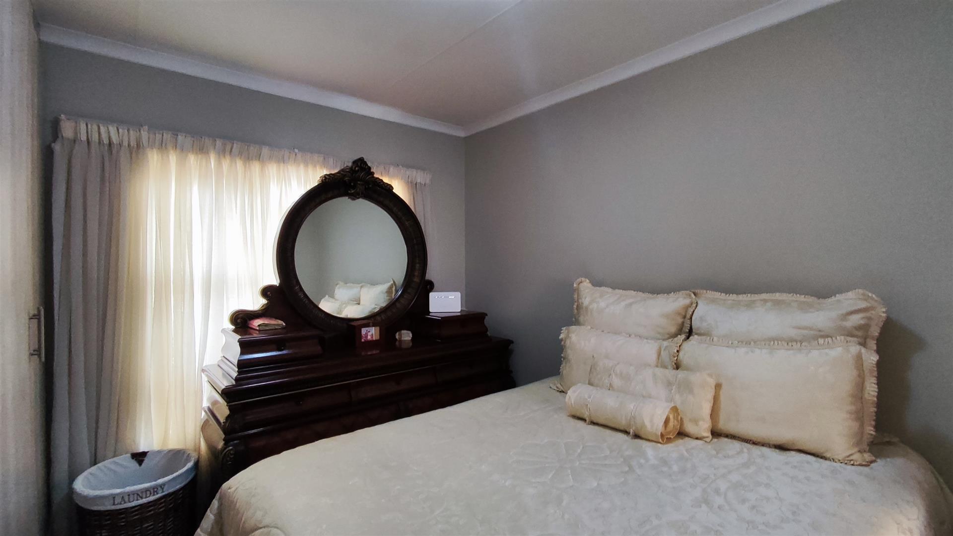Main Bedroom - 11 square meters of property in Parkdene (JHB)