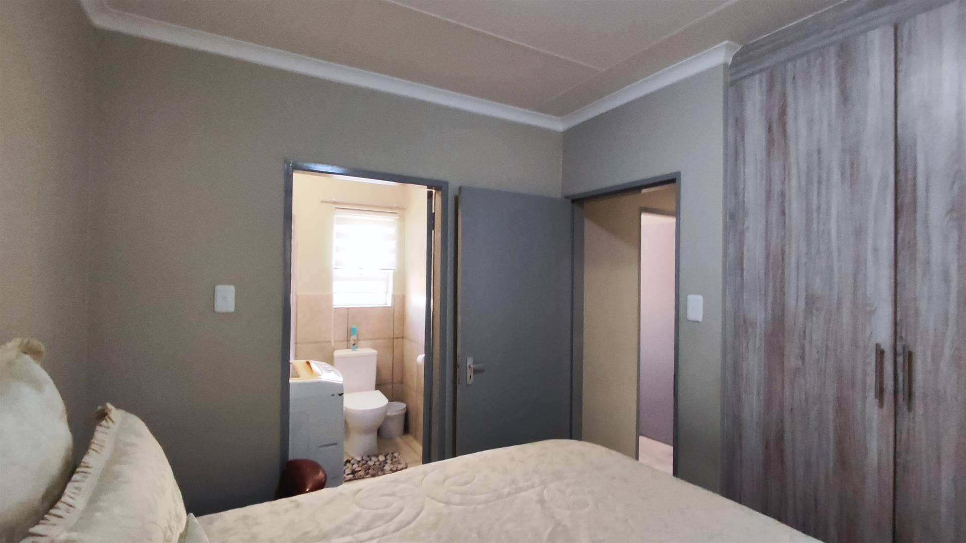 Main Bedroom - 11 square meters of property in Parkdene (JHB)