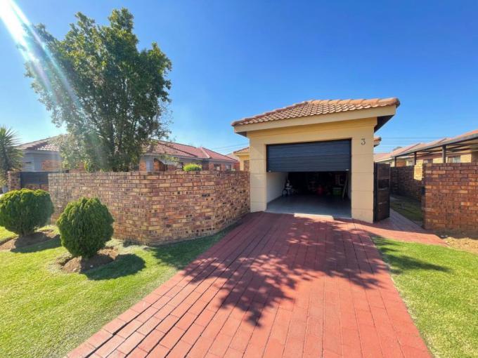 2 Bedroom Cluster for Sale For Sale in Southdowns Estate - MR680542