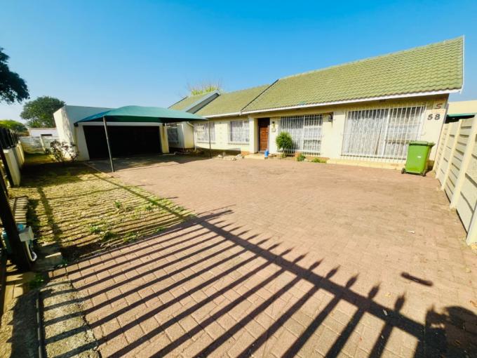 4 Bedroom House for Sale For Sale in Brackendowns - MR680630