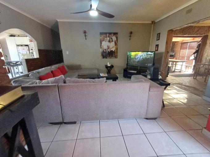 4 Bedroom House for Sale For Sale in Verwoerdpark - MR680656