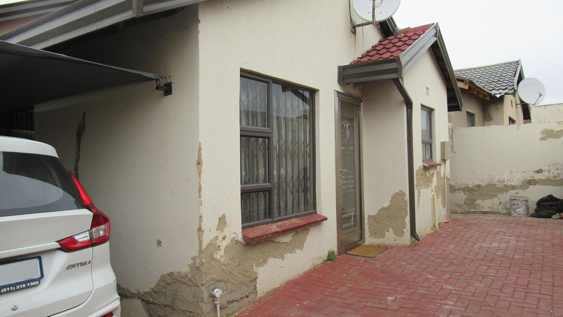 Front View of property in Naturena