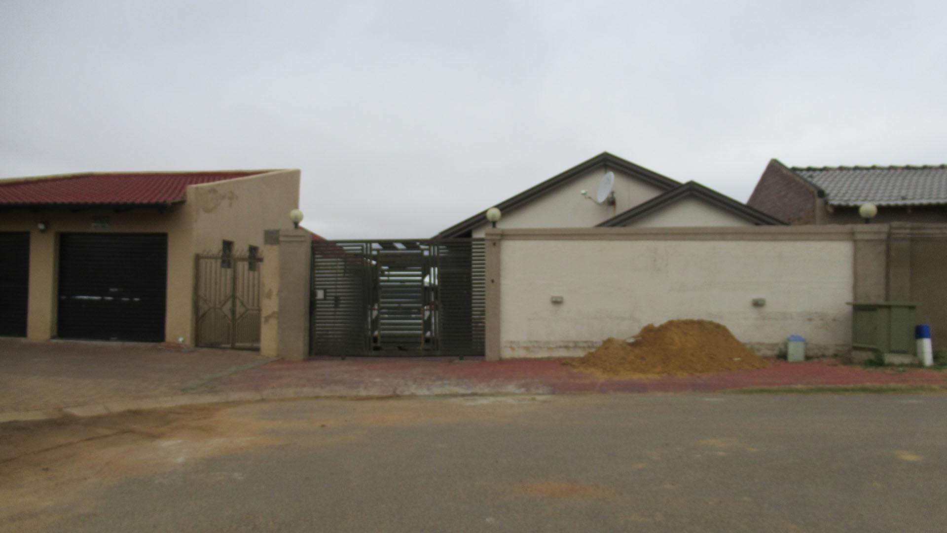 Front View of property in Naturena