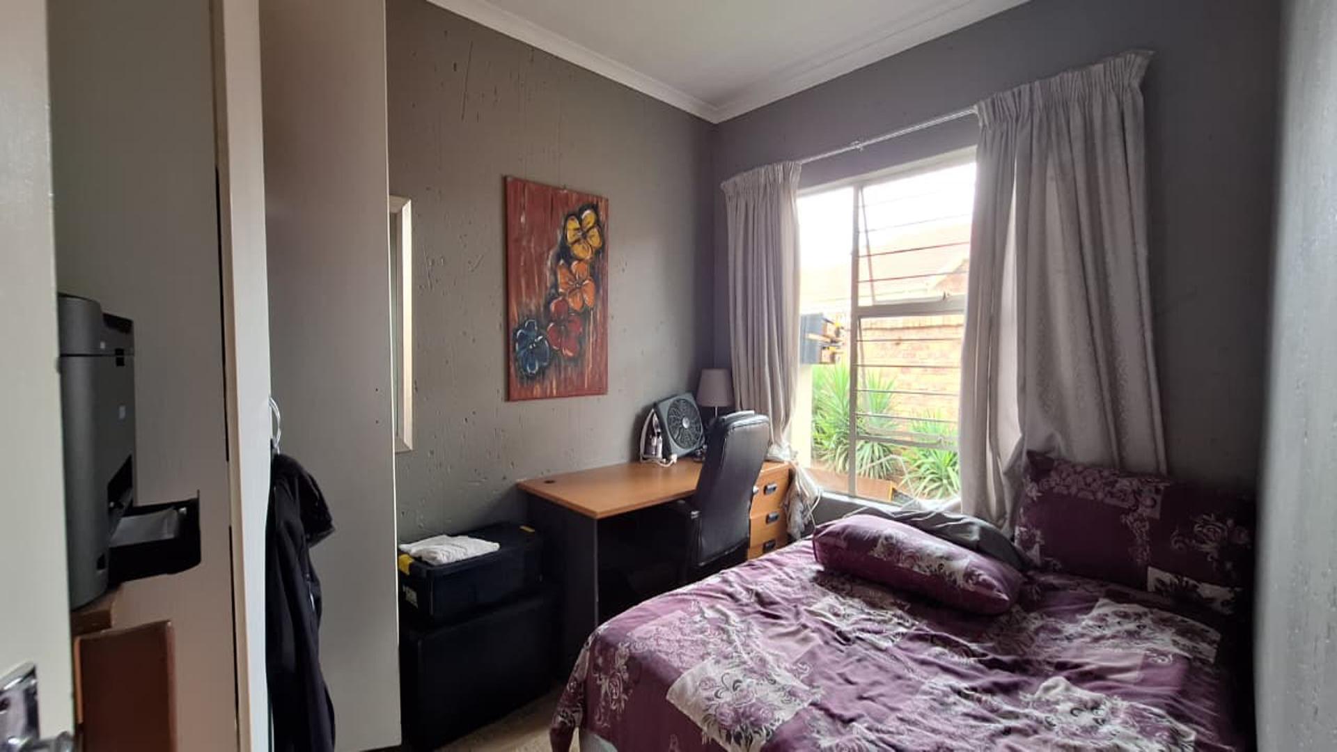 Bed Room 1 - 15 square meters of property in Ravenswood