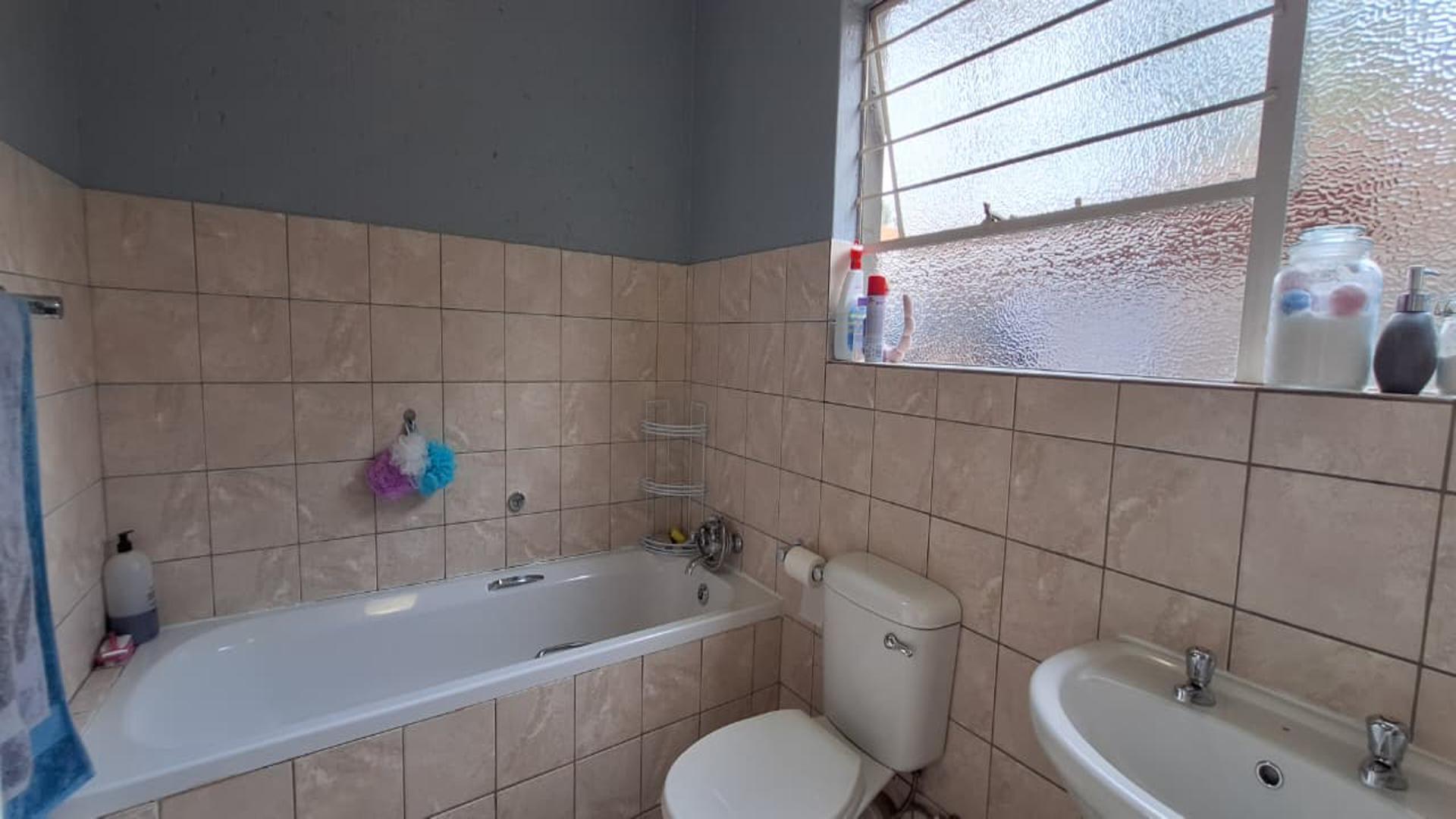 Bathroom 1 - 5 square meters of property in Ravenswood