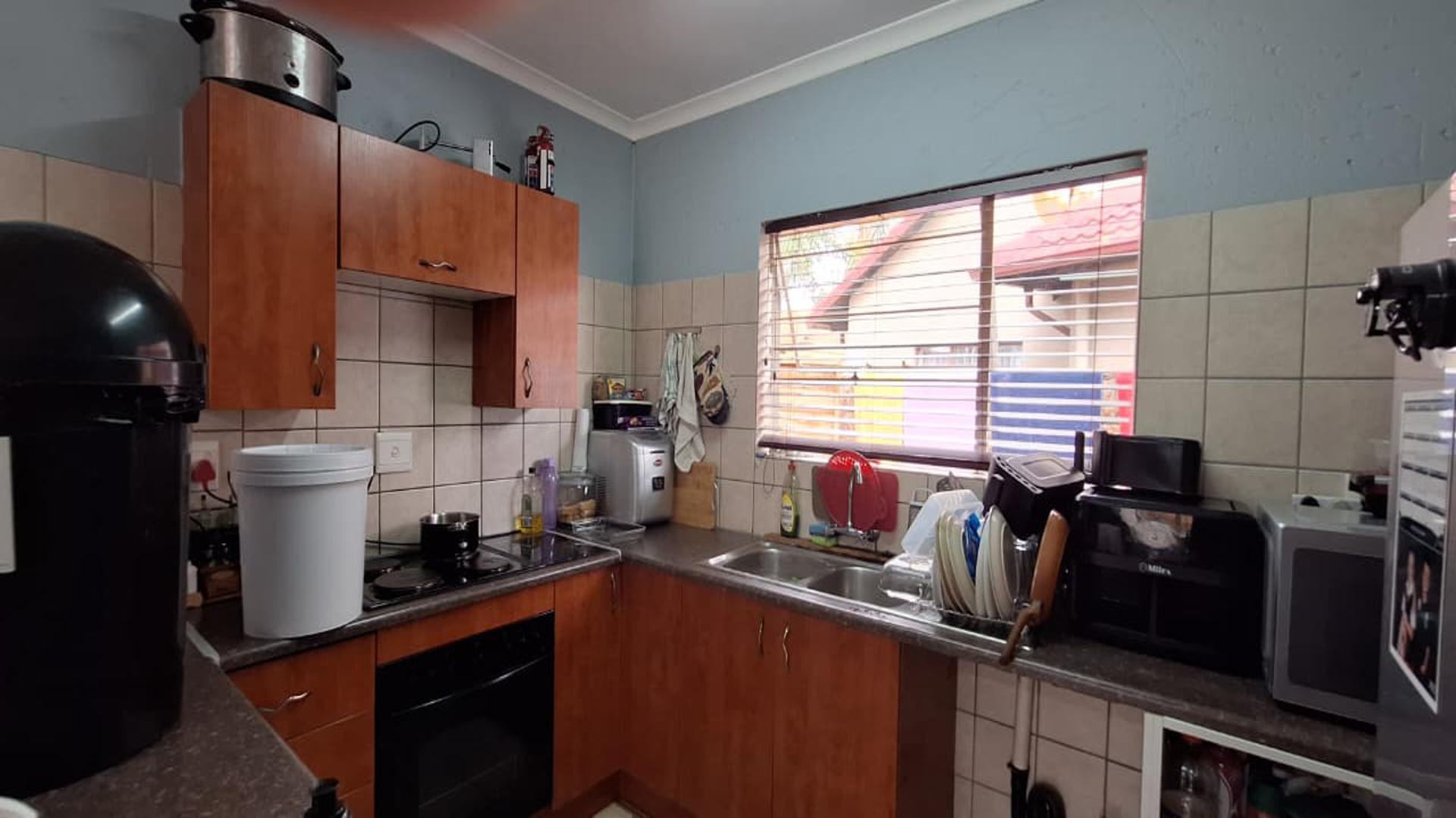 Kitchen - 13 square meters of property in Ravenswood