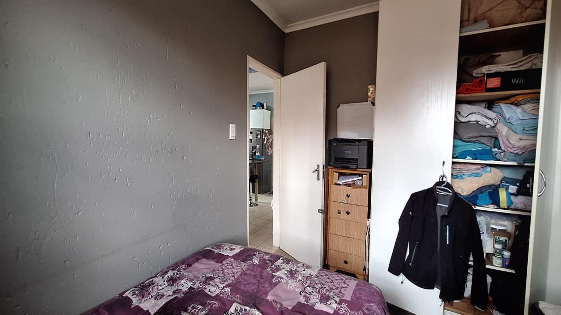 Bed Room 1 - 15 square meters of property in Ravenswood