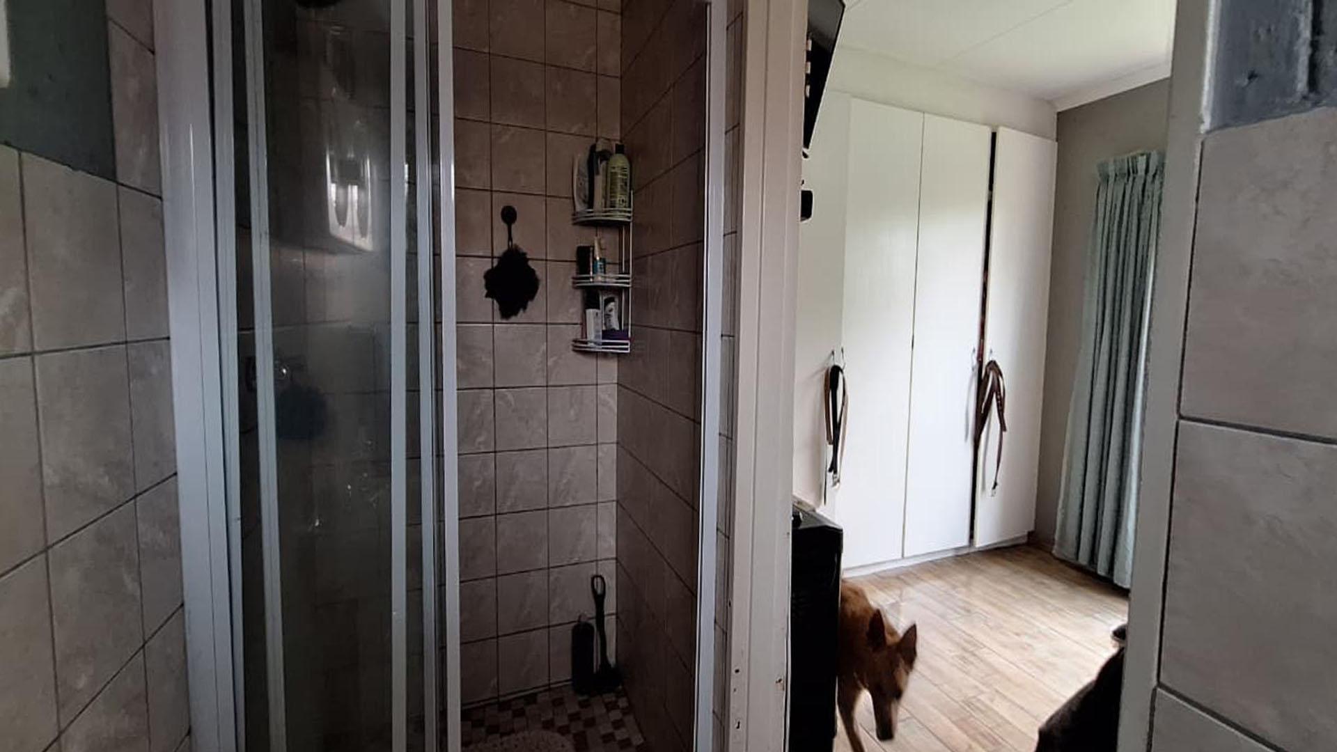 Main Bathroom - 4 square meters of property in Ravenswood