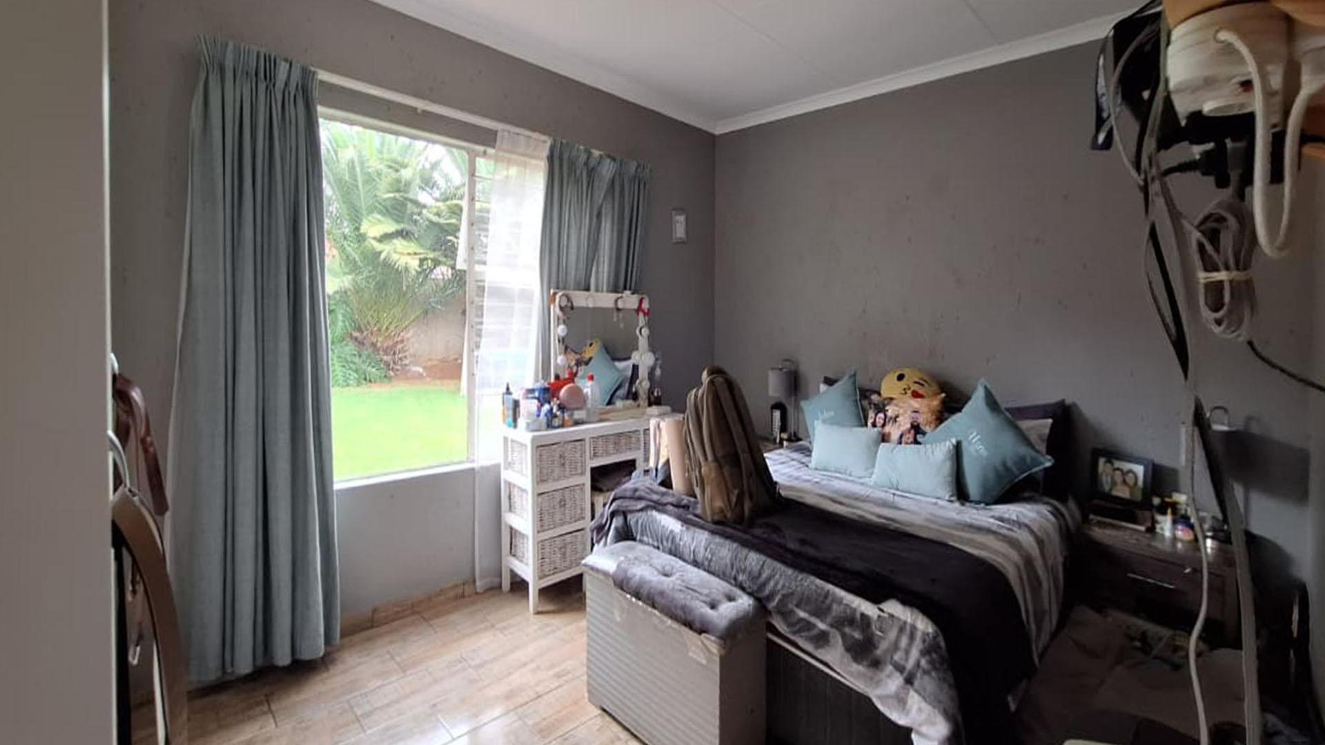 Main Bedroom - 16 square meters of property in Ravenswood