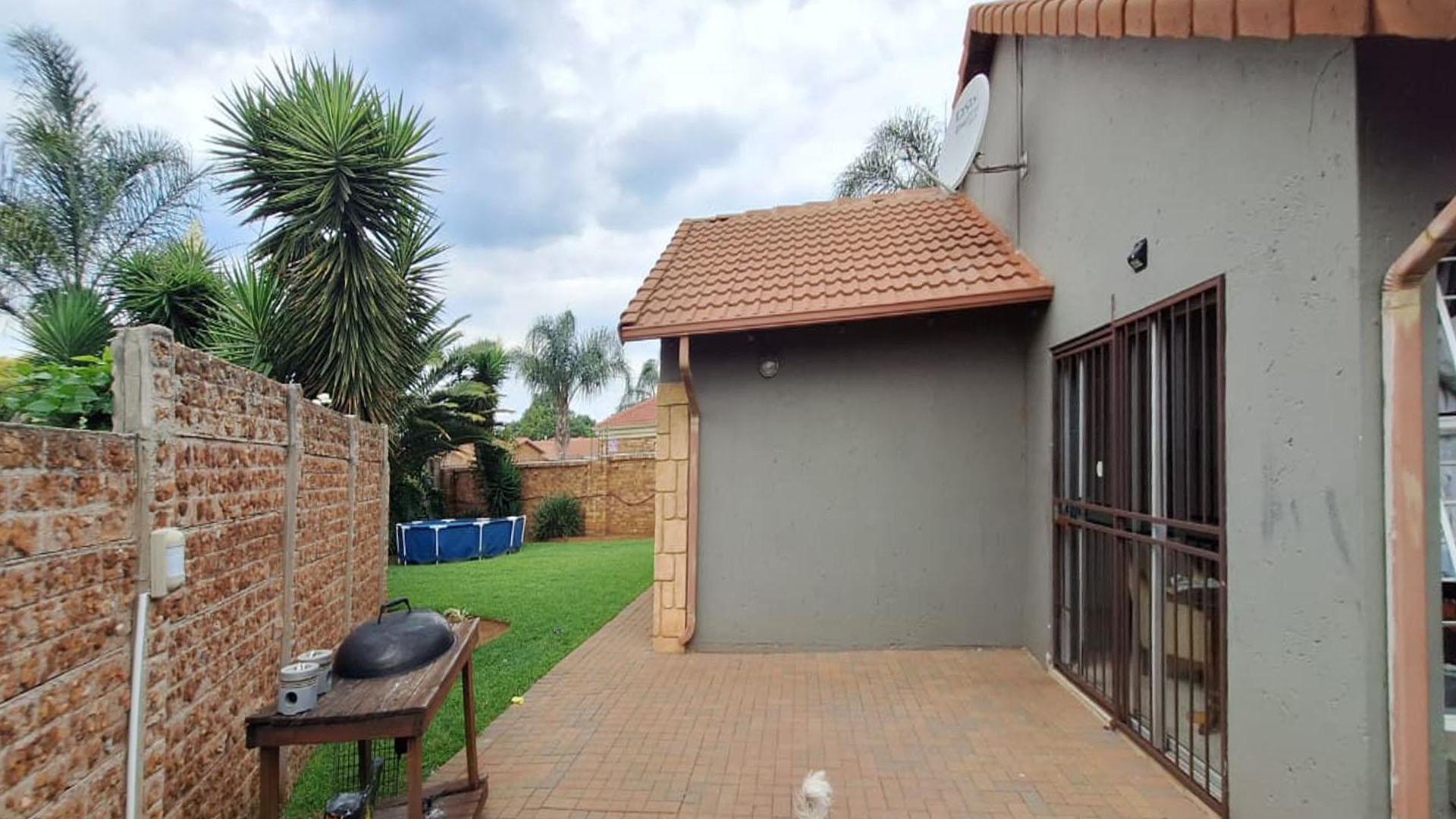 Backyard of property in Ravenswood