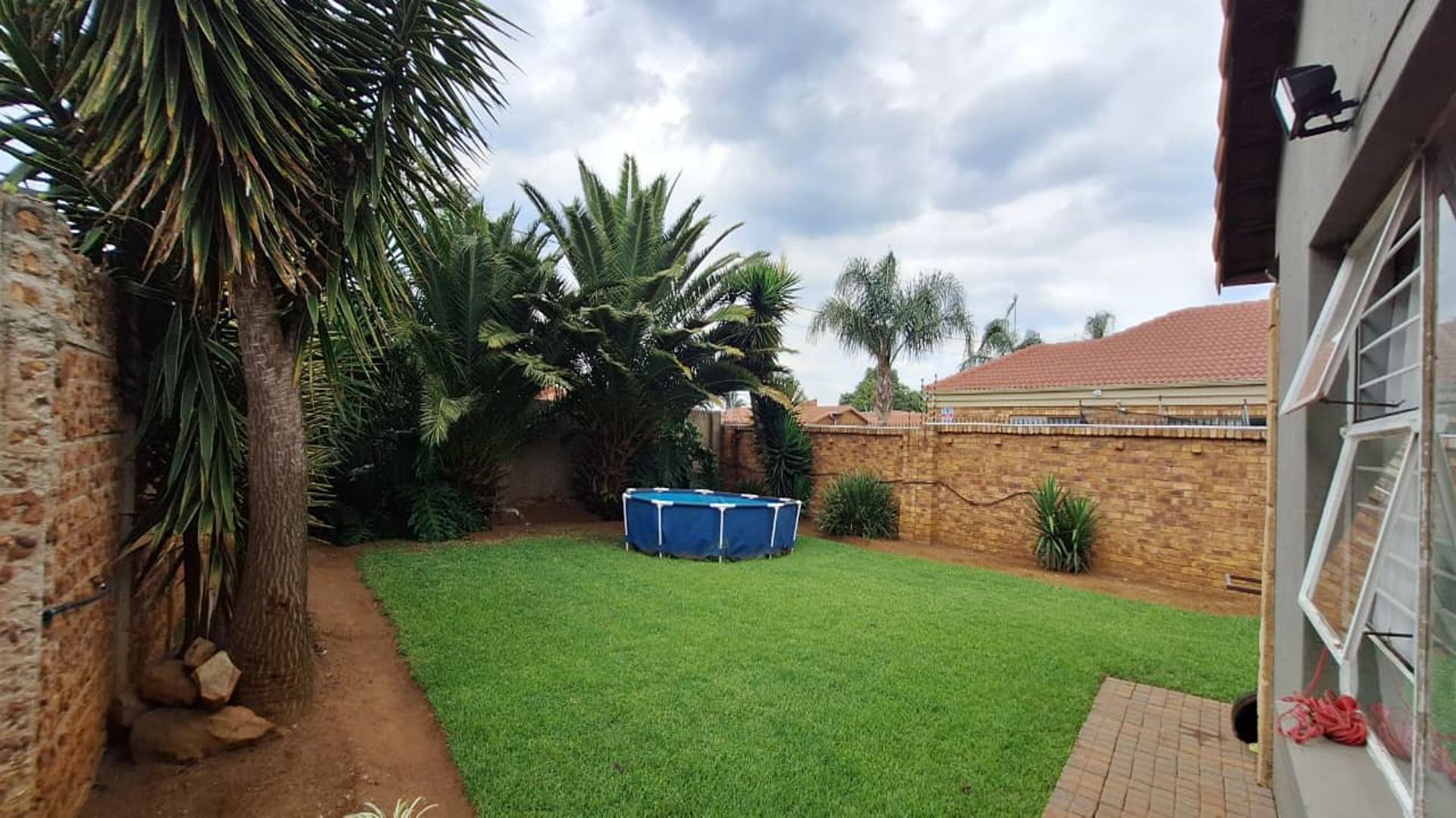 Backyard of property in Ravenswood