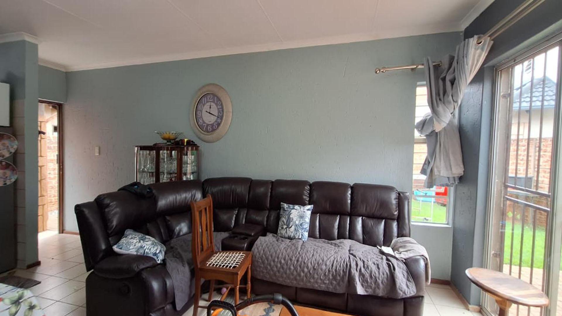 Lounges - 17 square meters of property in Ravenswood