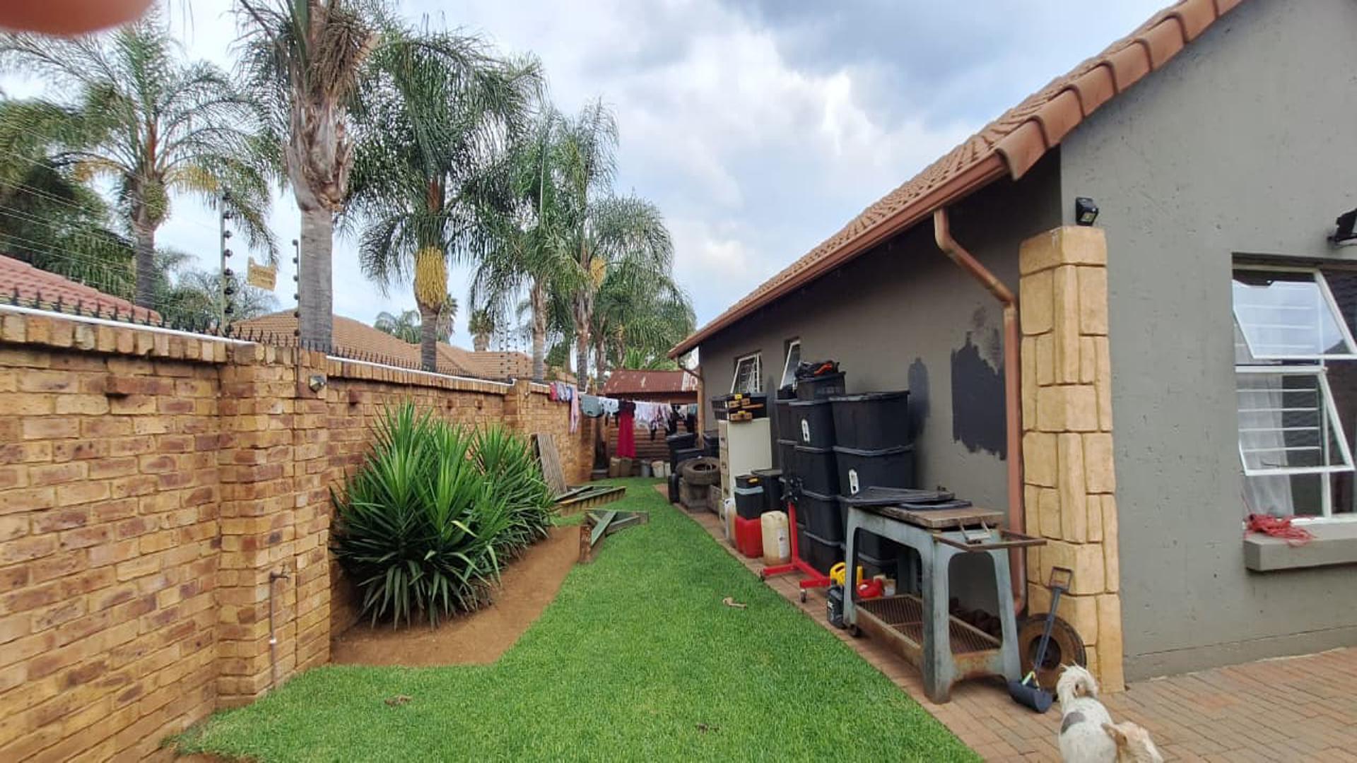 Backyard of property in Ravenswood