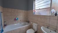Bathroom 1 - 5 square meters of property in Ravenswood