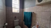 Main Bathroom - 4 square meters of property in Ravenswood