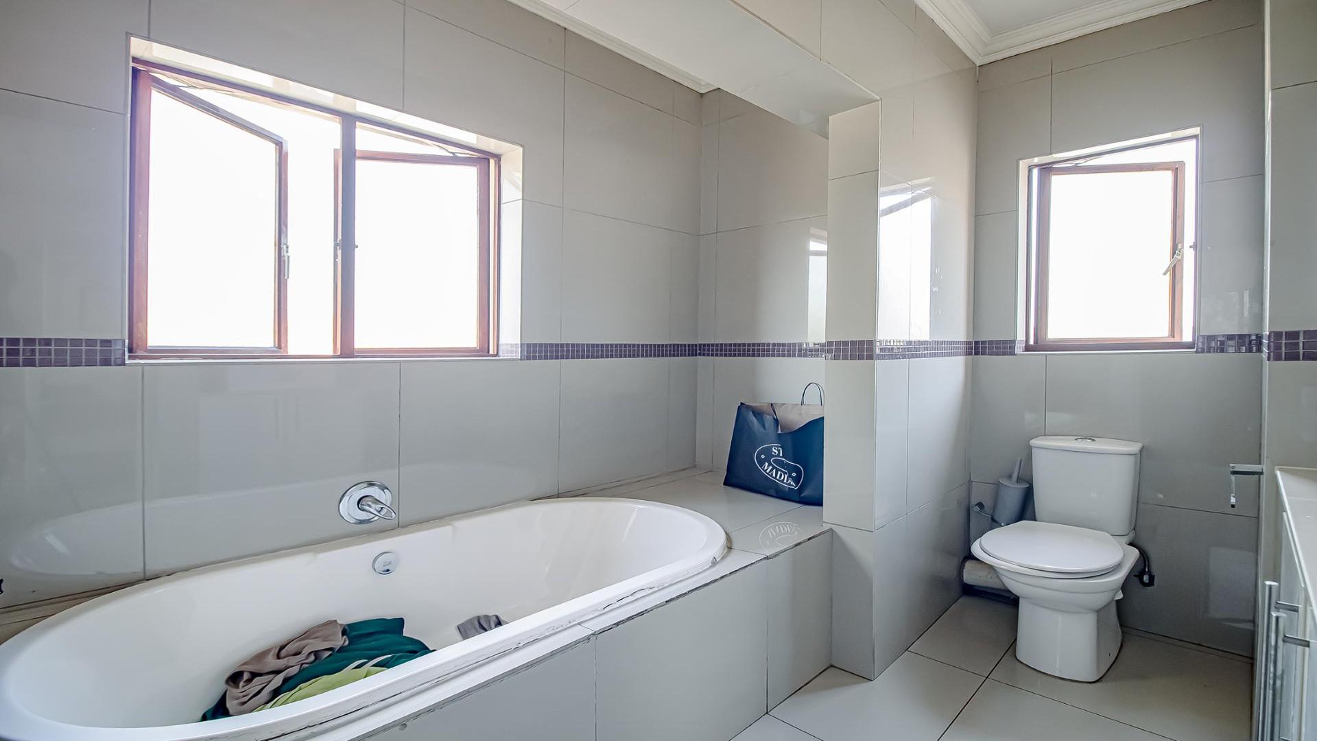 Bathroom 1 of property in Amberfield