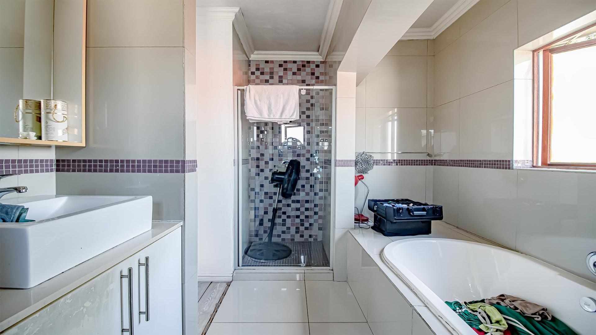 Bathroom 1 of property in Amberfield
