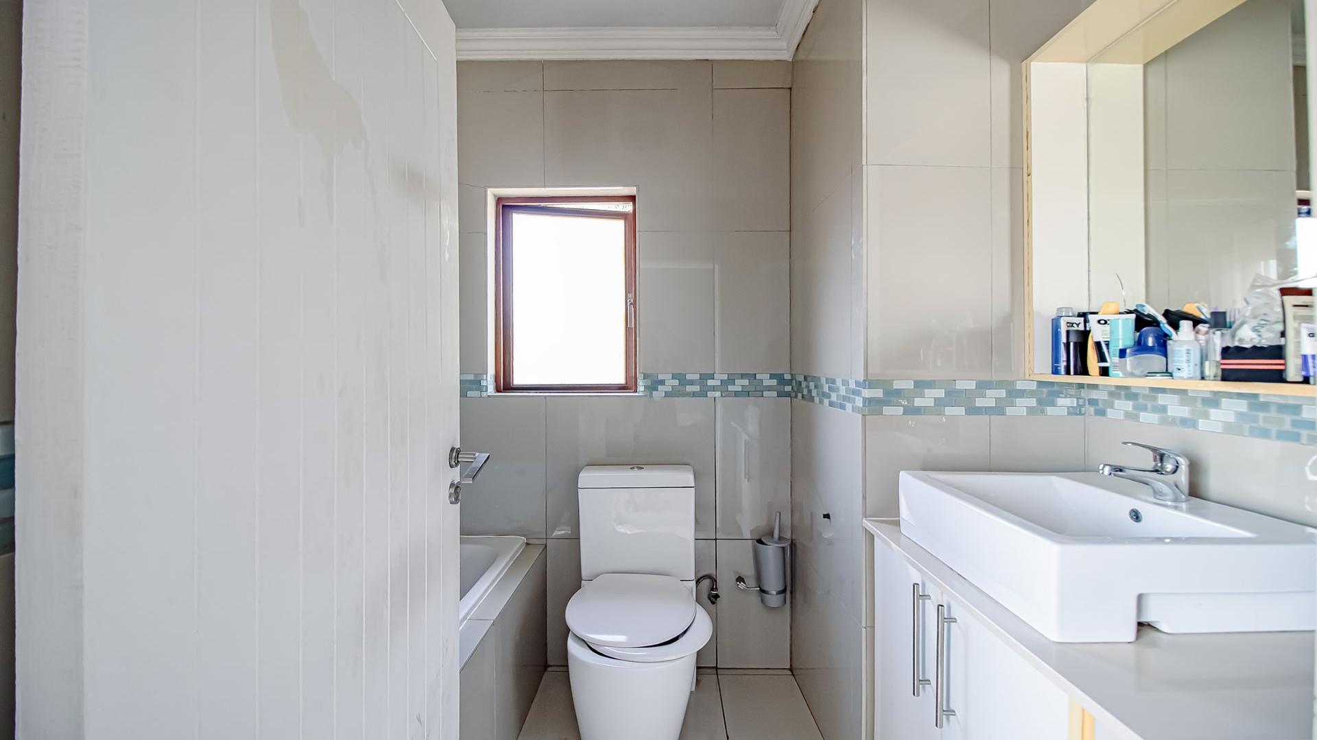 Bathroom 2 of property in Amberfield