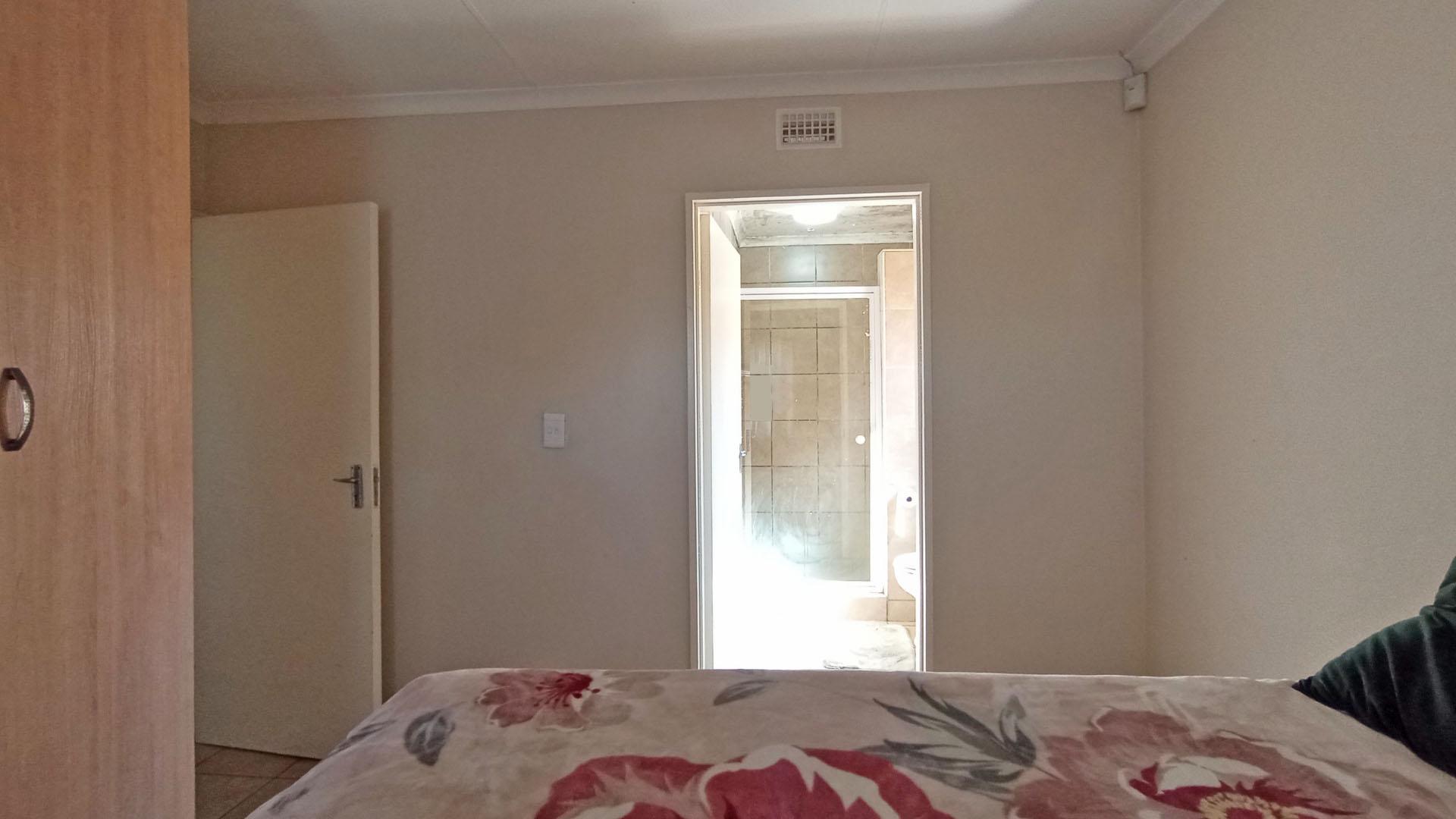 Main Bedroom - 10 square meters of property in Olievenhoutbos