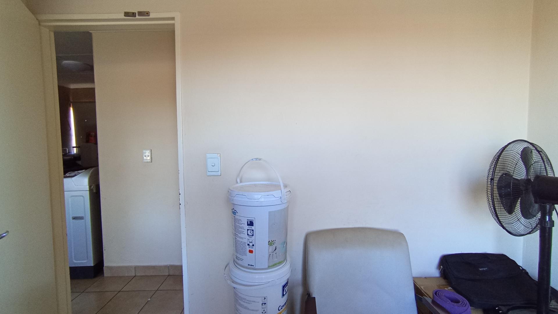 Bed Room 1 - 7 square meters of property in Olievenhoutbos