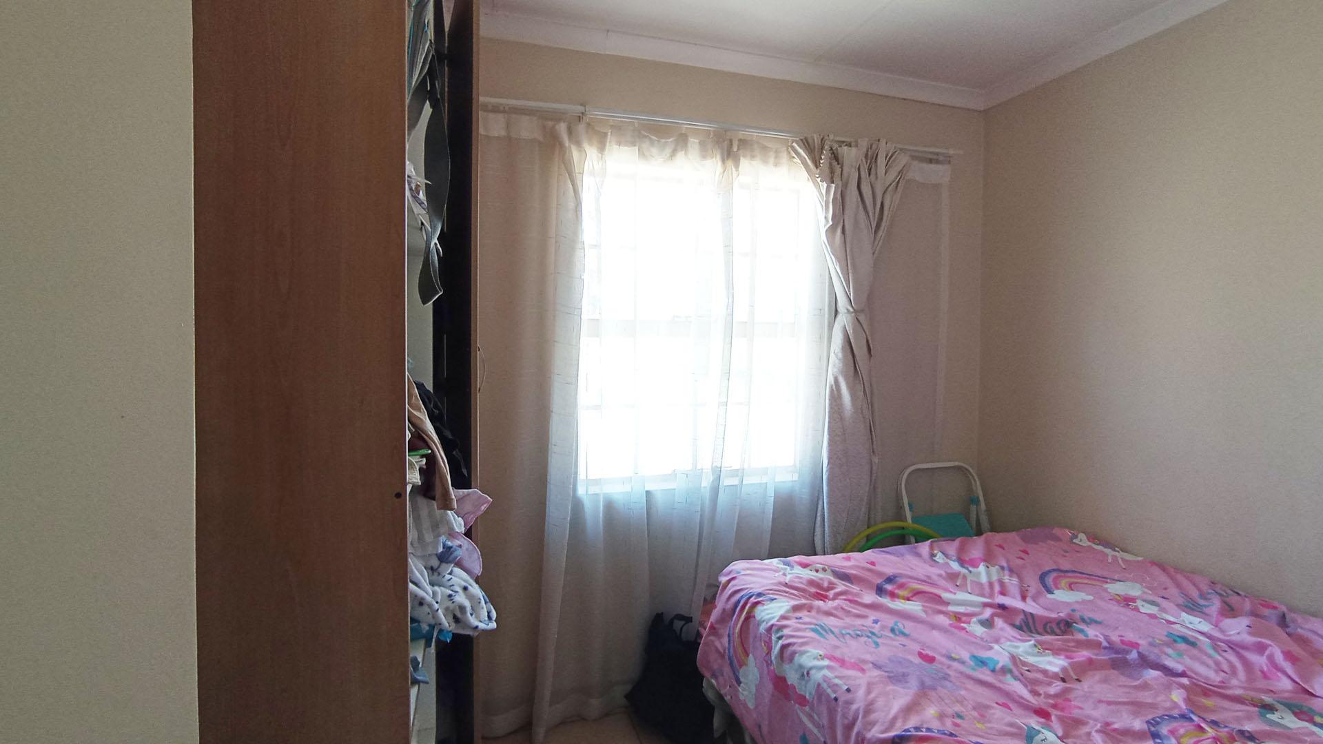 Bed Room 2 - 8 square meters of property in Olievenhoutbos