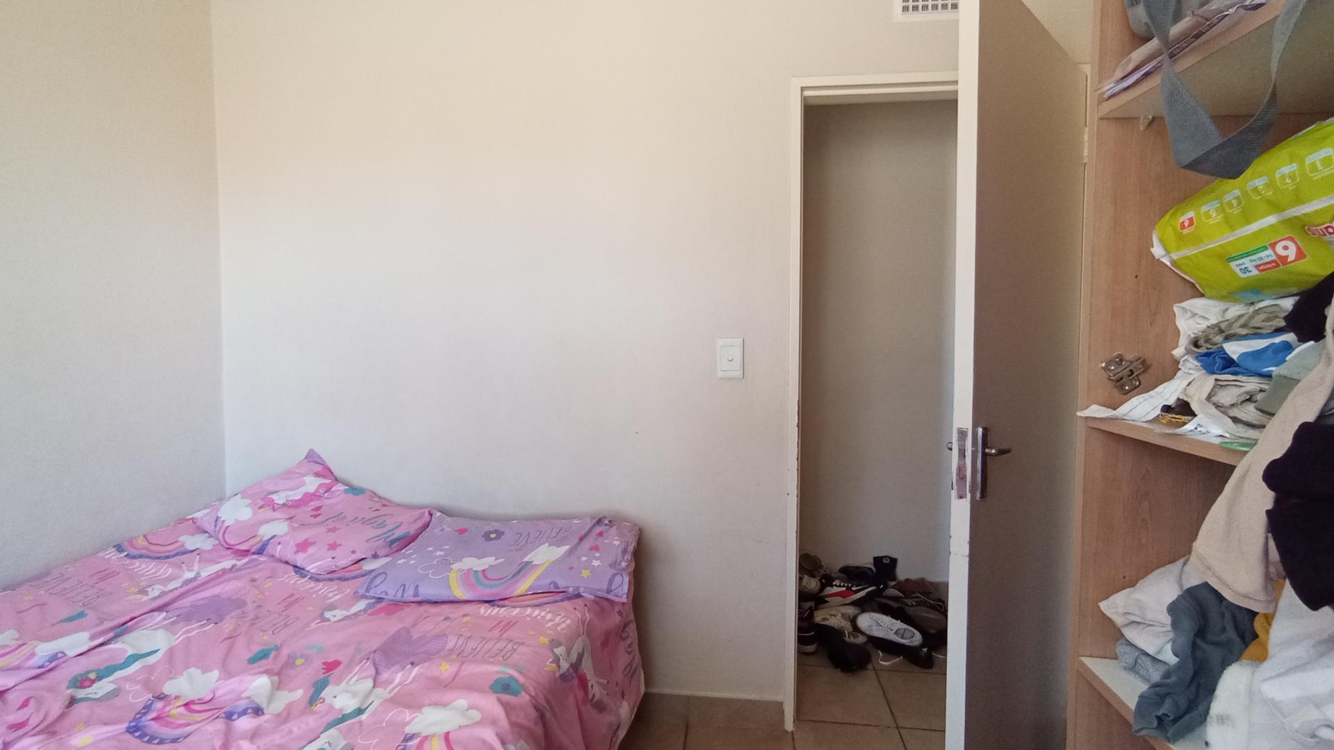 Bed Room 2 - 8 square meters of property in Olievenhoutbos