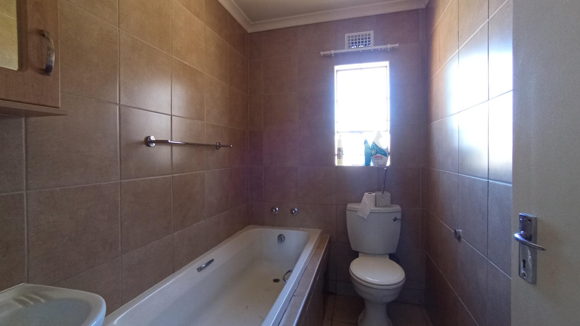 Bathroom 1 - 4 square meters of property in Olievenhoutbos