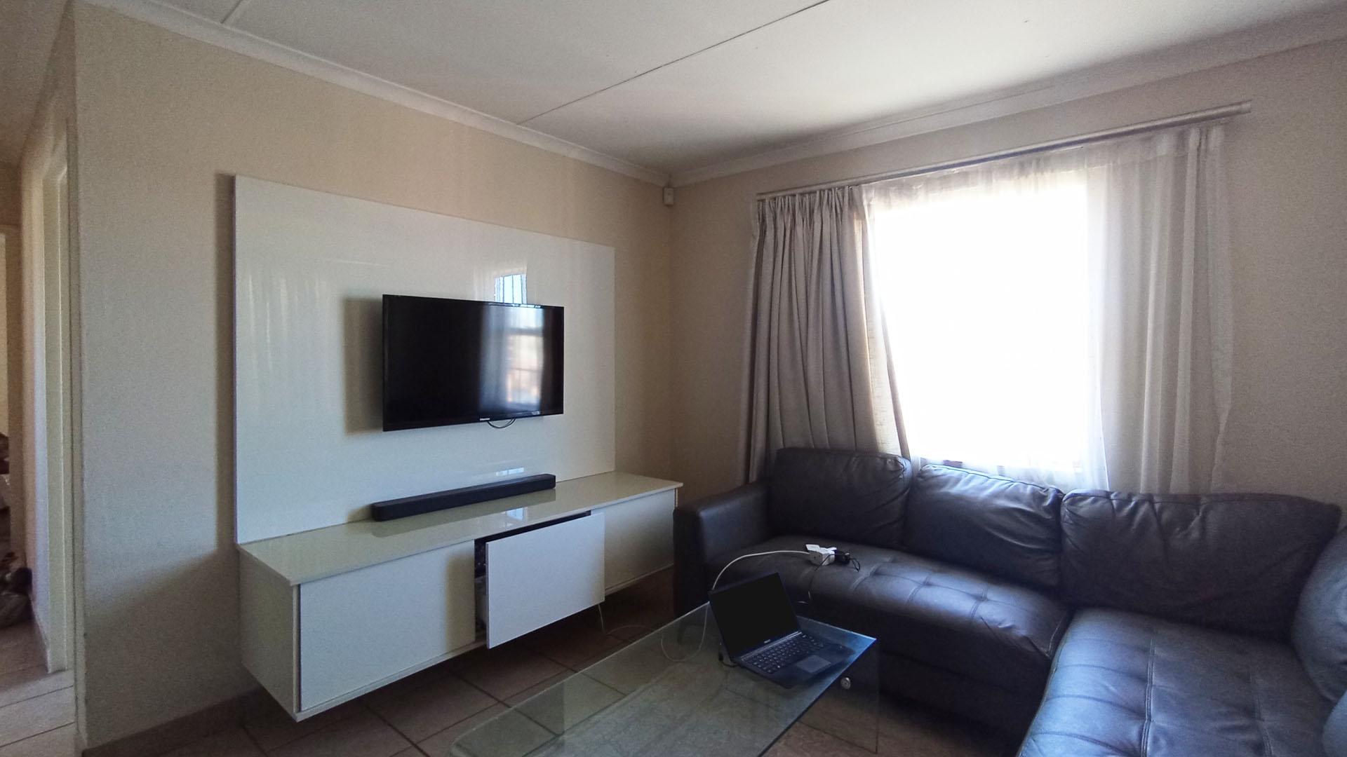 Lounges - 13 square meters of property in Olievenhoutbos