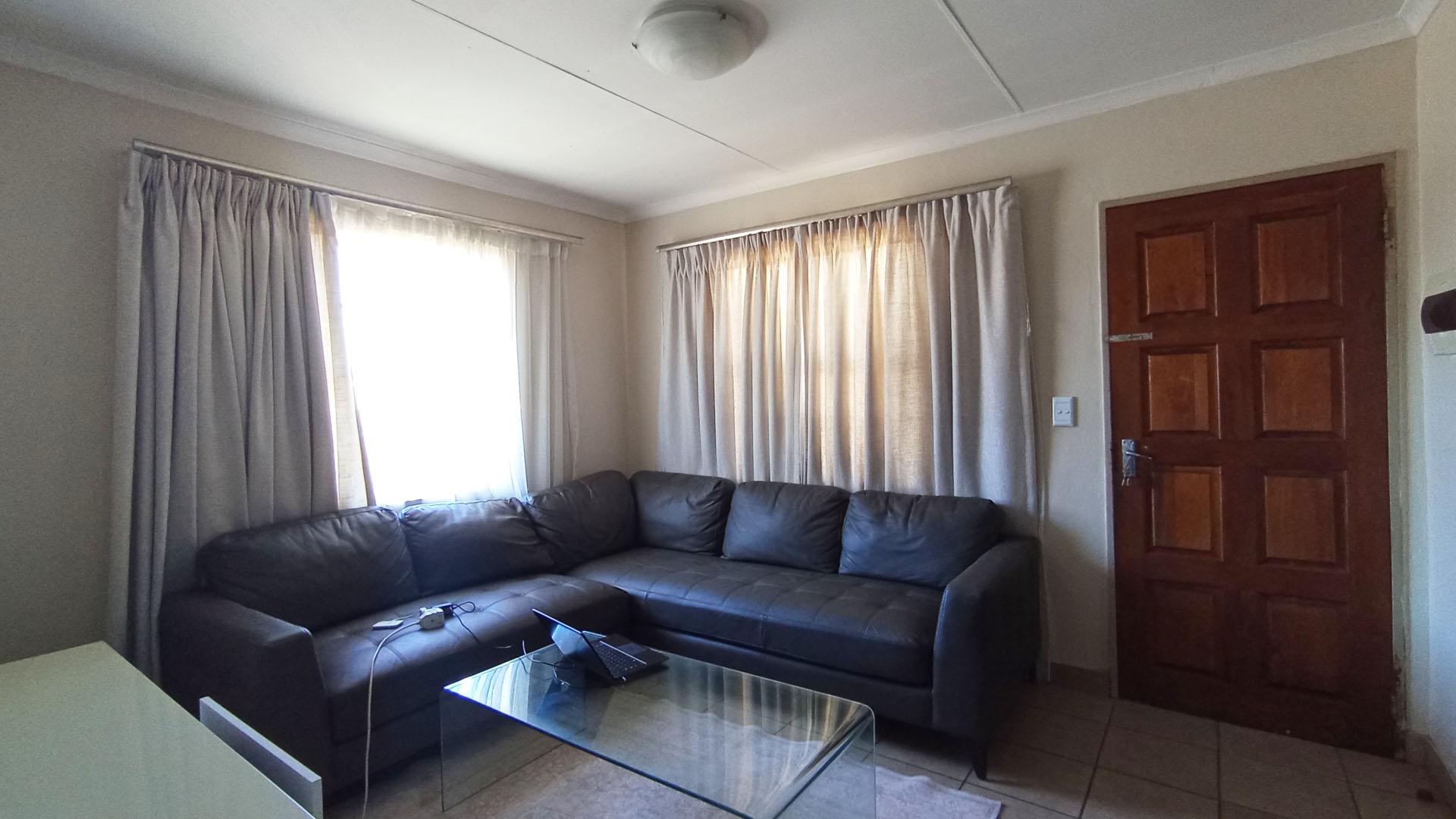 Lounges - 13 square meters of property in Olievenhoutbos
