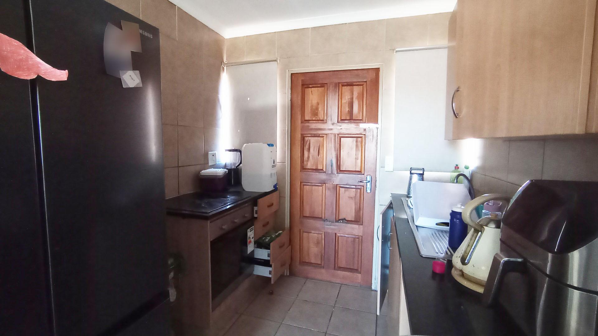 Kitchen - 6 square meters of property in Olievenhoutbos