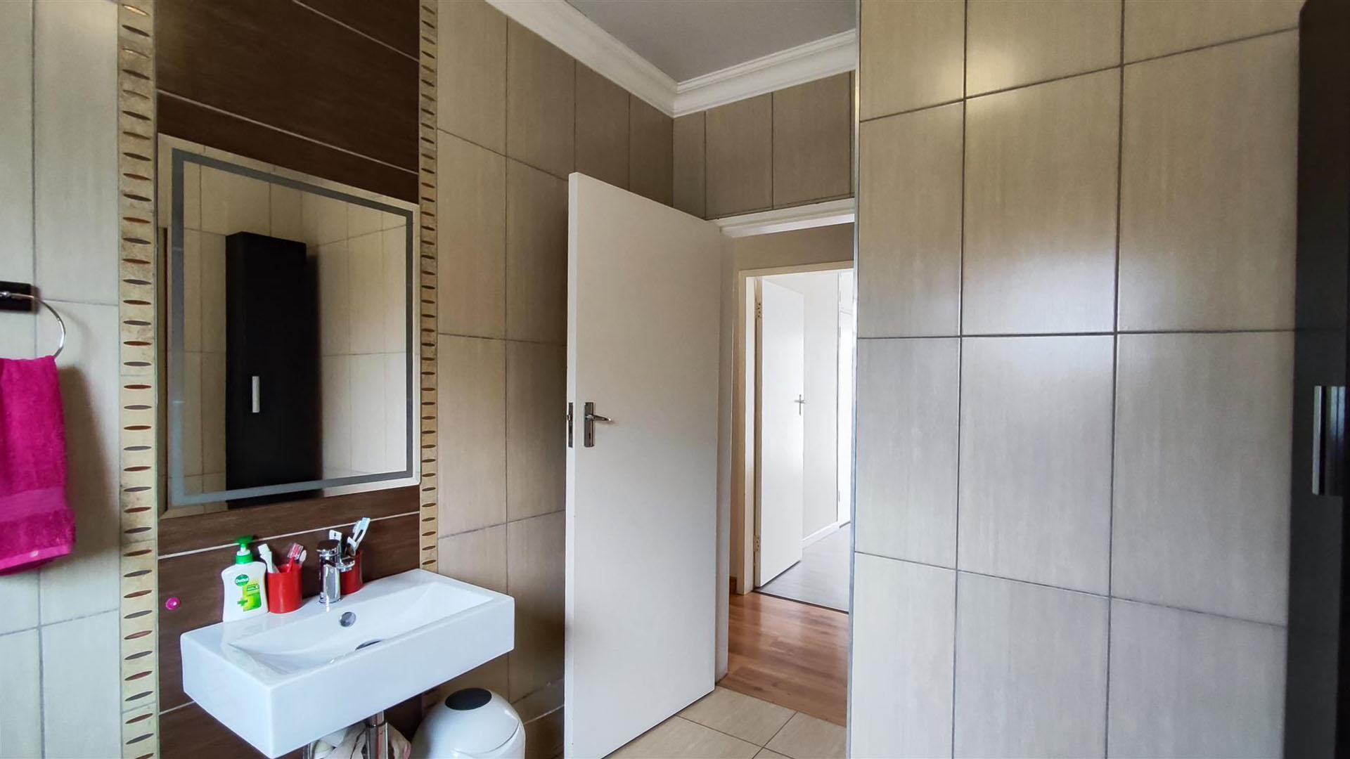 Bathroom 1 - 11 square meters of property in Vanderbijlpark