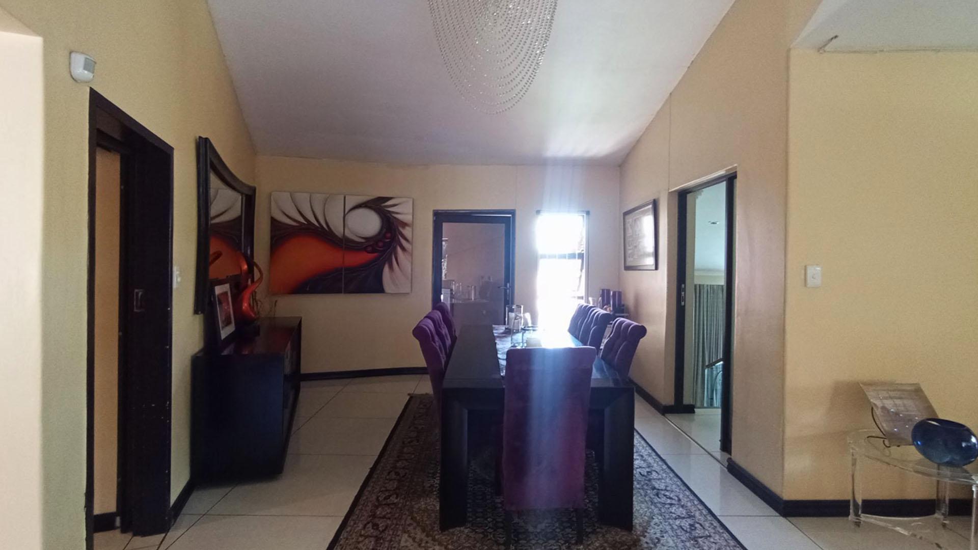 Dining Room - 22 square meters of property in Waterkloof