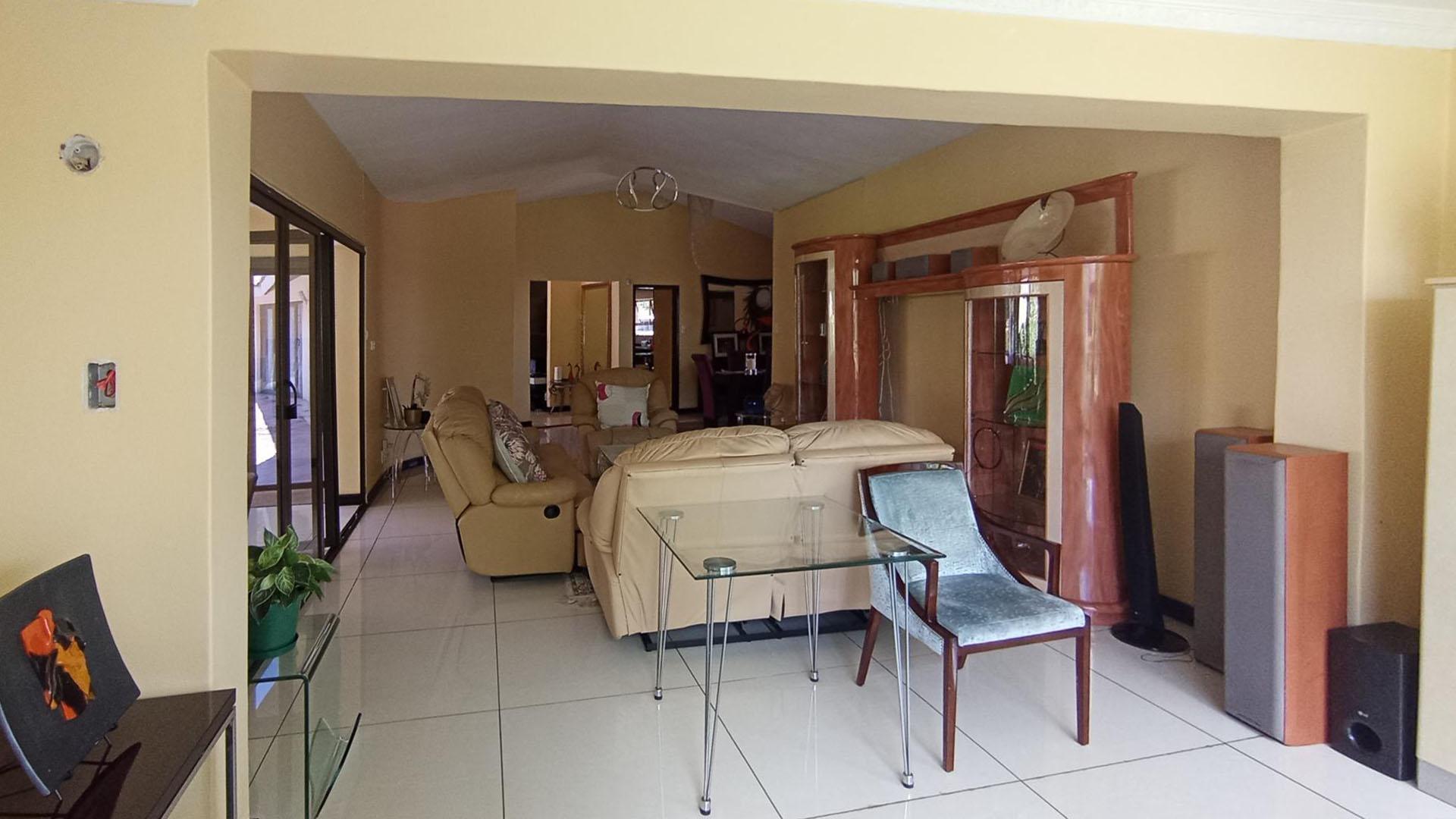Lounges - 29 square meters of property in Waterkloof