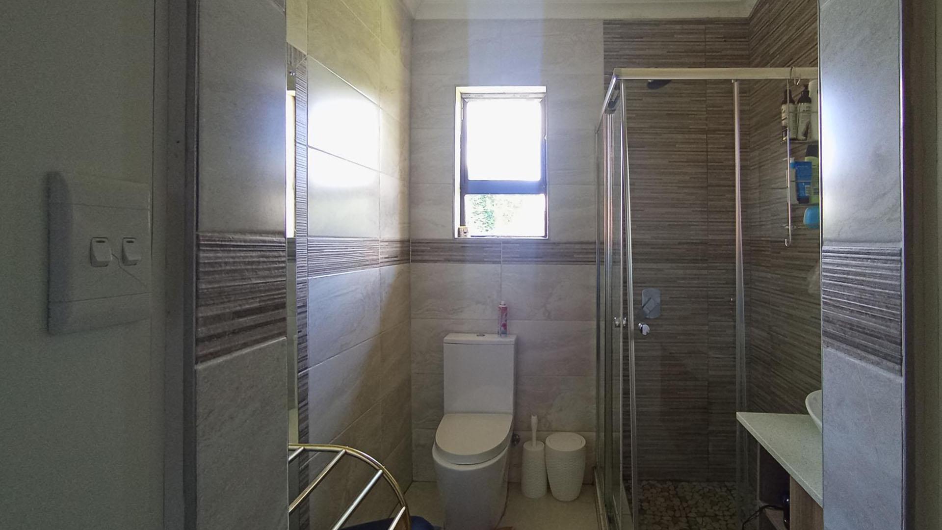 Bathroom 1 - 7 square meters of property in Waterkloof