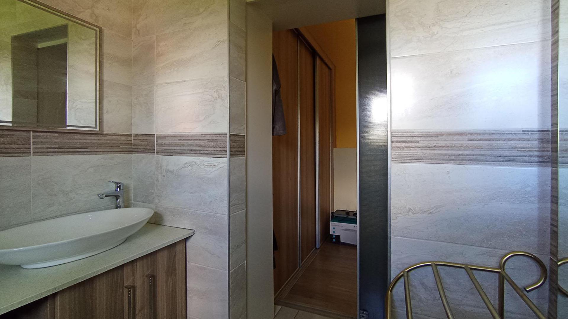 Bathroom 1 - 7 square meters of property in Waterkloof